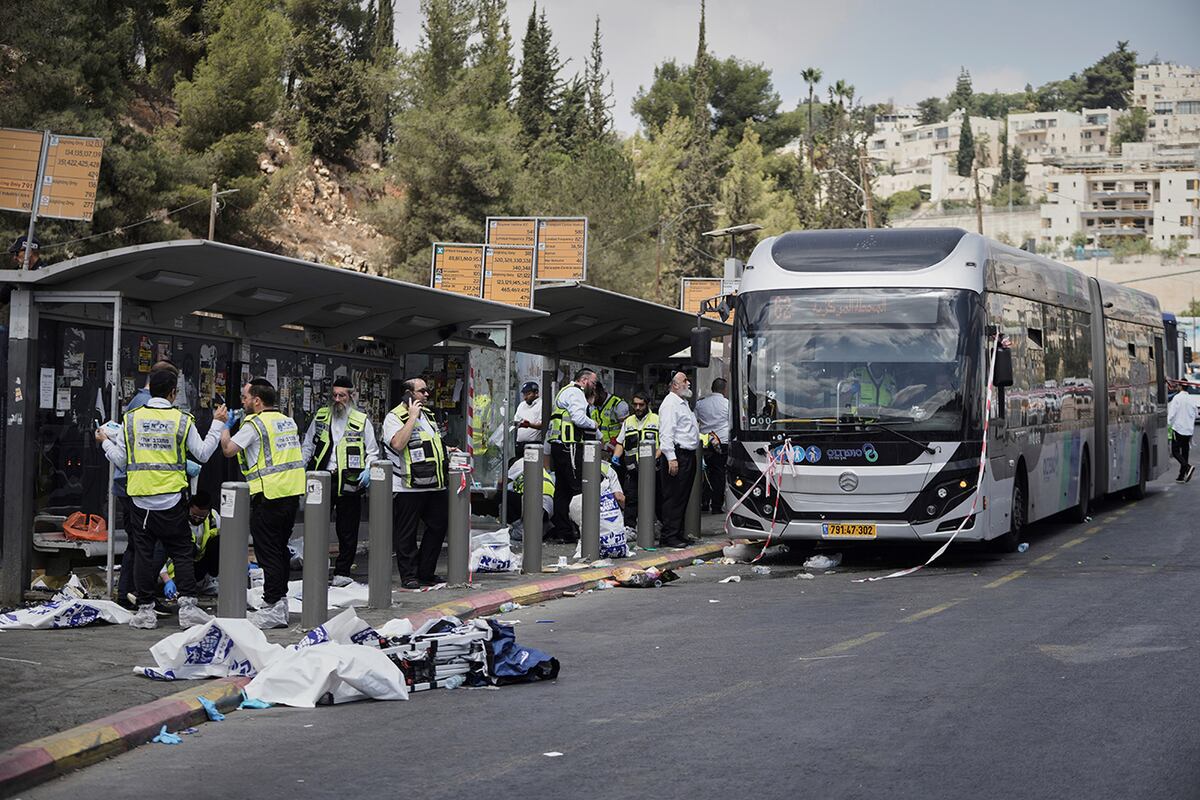 La policía israelí y los equipos de rescate inspeccionan el lugar de un tiroteo en el que varias personas murieron y resultaron heridas en una parada de autobús en Jerusalén, el lunes 8 de septiembre de 2025. (Foto AP/Mahmoud Illean)