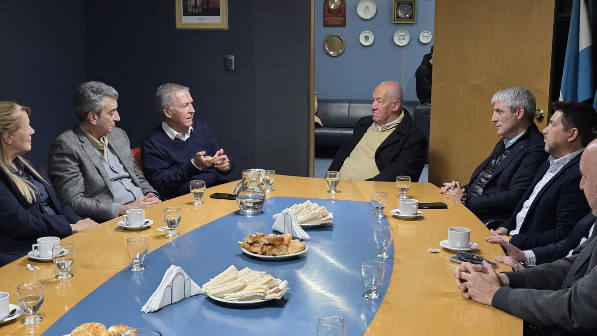 Crítico. En su visita a Morón, Schiaretti cuestionó la política económica de Milei. Lo acompañaron Florencio Randazzo y Margarita Stolbizer, entre otros dirigentes.