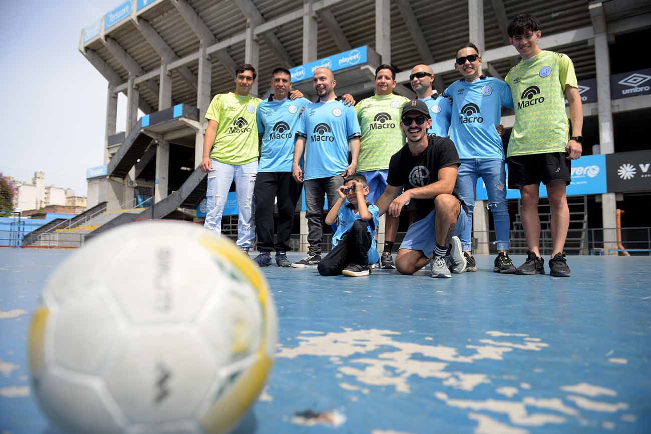 BELGRANO PIONERO. El plantel de fútbol de ciegos del club organizó un encuentro de camaradería para Pirañas, su adversario por la Copa Oro. (José Gabriel Hernández / La Voz)