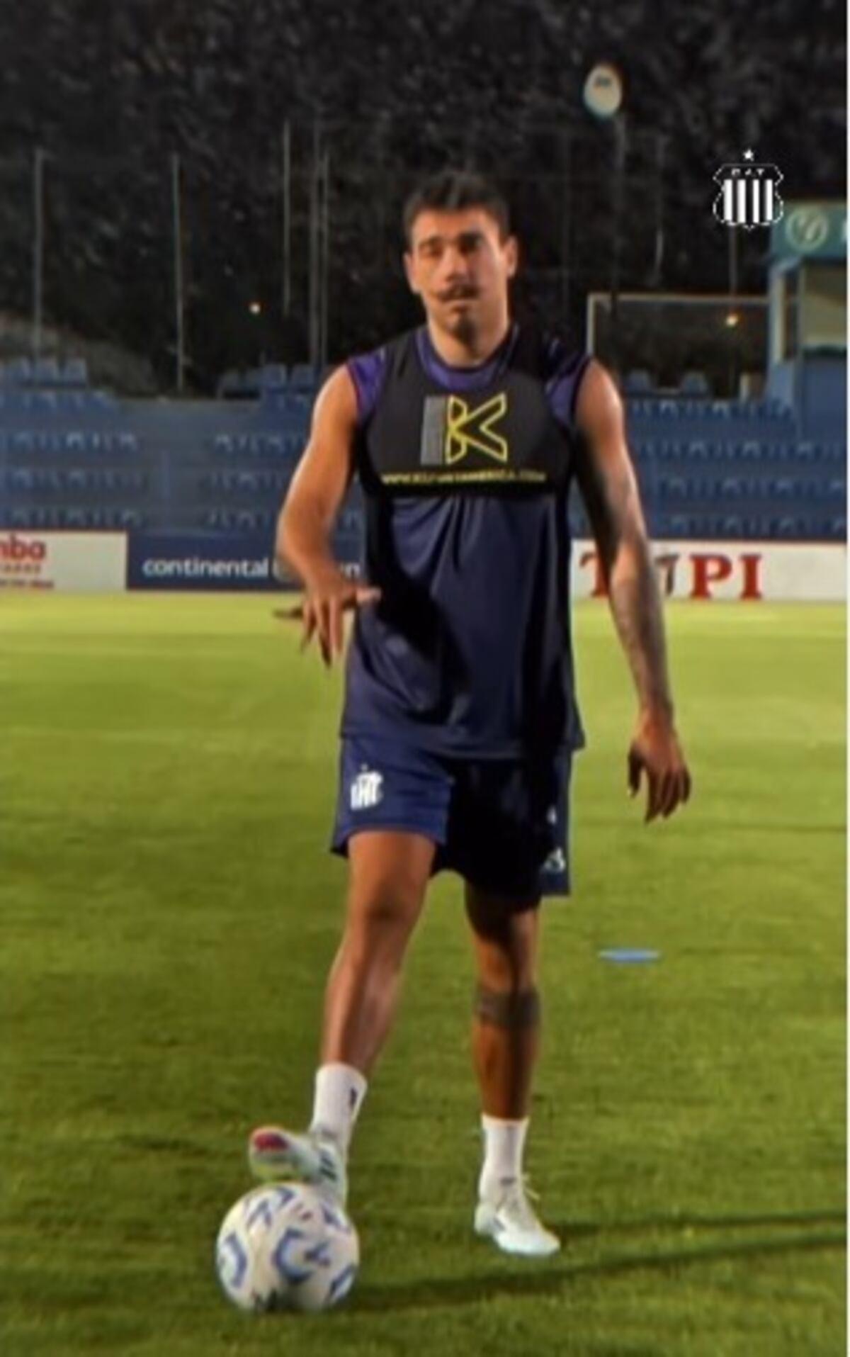 Matías Catalán. Le faltaban tres meses para estar disponible tras su lesión de ligamentos cruzados en la rodilla derecha. Se sumó a la delegación para la final de Talleres con River. Es líder. (Prensa Talleres)