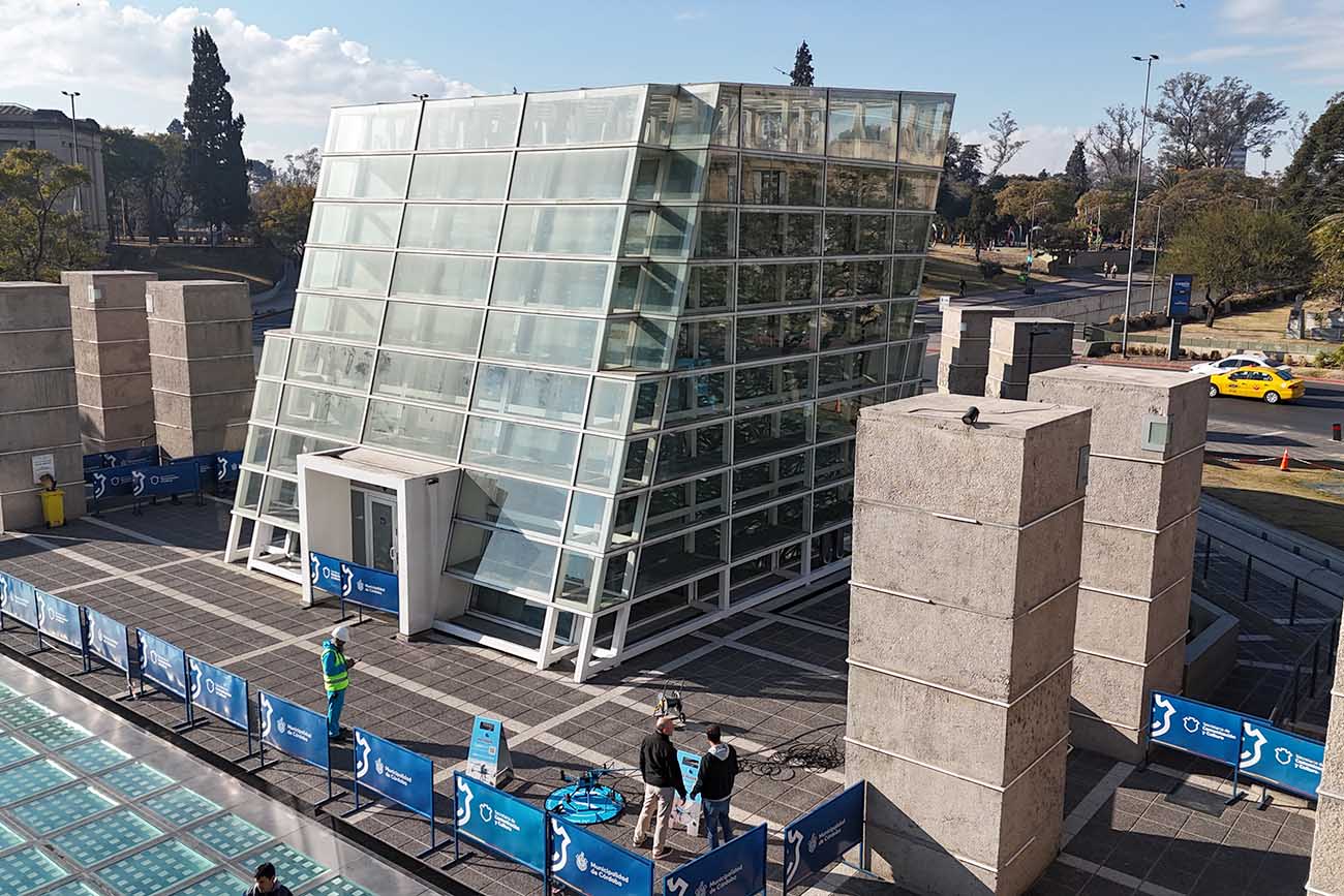 KTV Working Drone pudo limpiar por primera vez el techo del Museo Metropolitano de Arte Urbano de Plaza España.