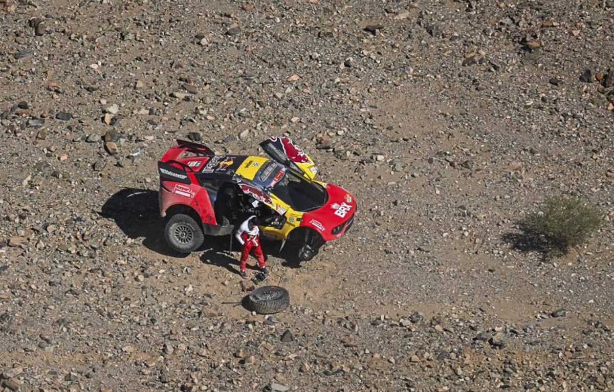 La foto del día. Sebastien Loeb con el BMX parado por rotura de la suspensión y perdiendo toda chance de luchar por el triunfo. (Prensa Rally Dakar)