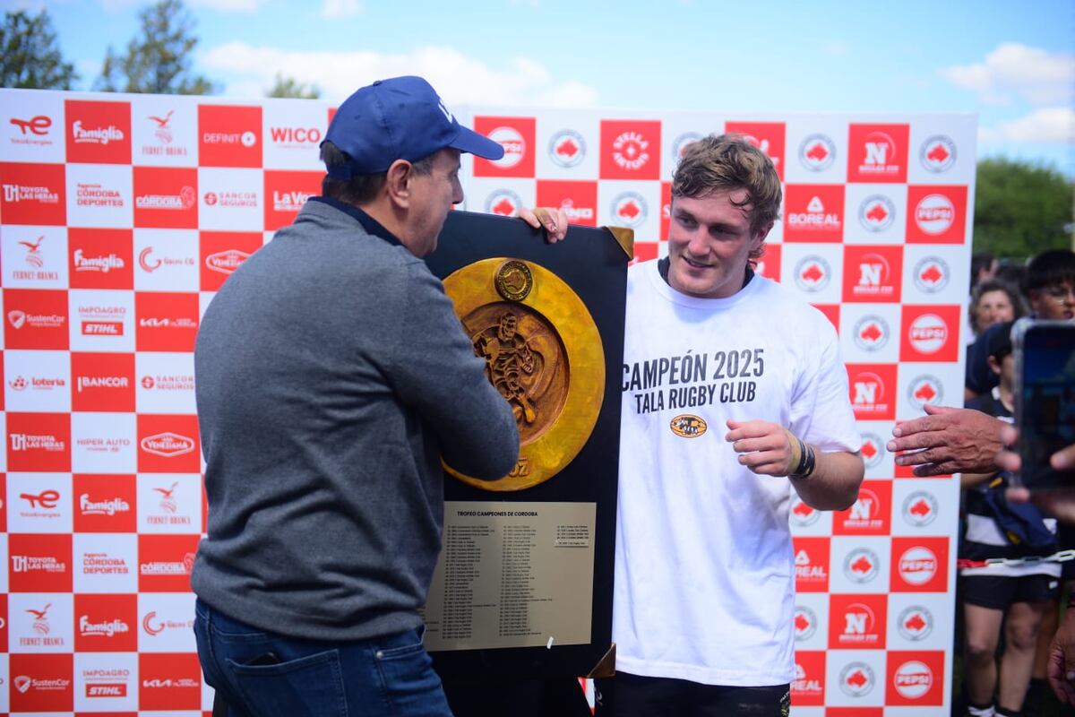 Juan Tillard entregó la Copa La Voz al campeón del Top 10 A del rugby cordobés. (José Gabriel Hernández / La Voz).