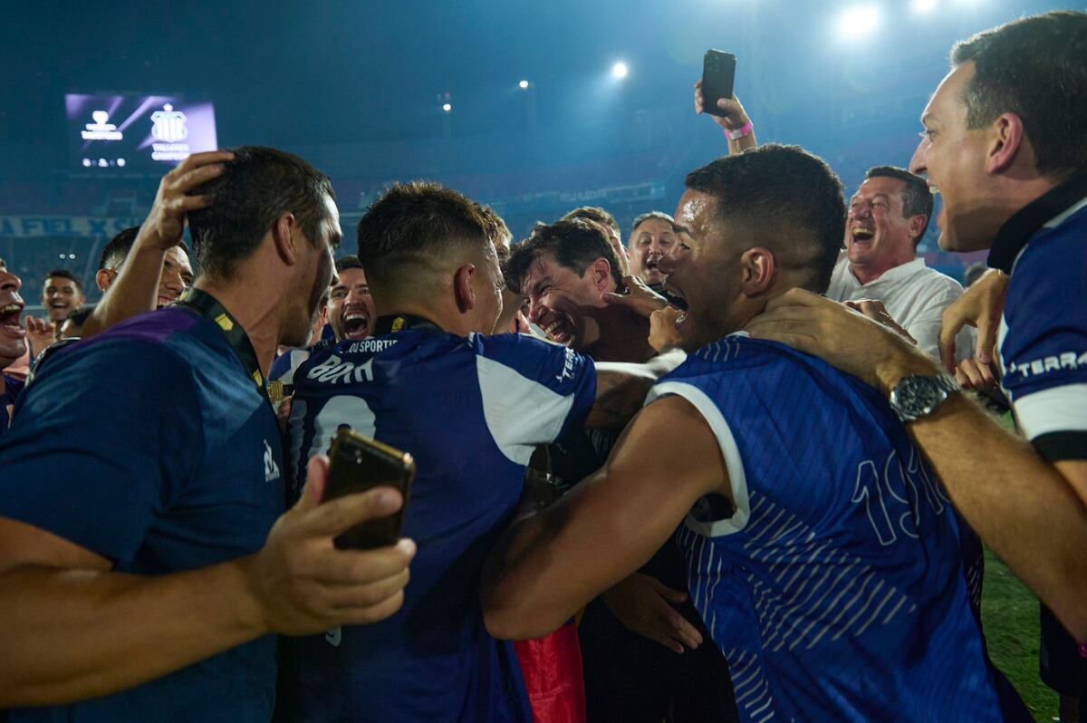 El festejo de Alexander Medina en La Nueva Olla luego de los penales ante River. (Prensa Talleres)