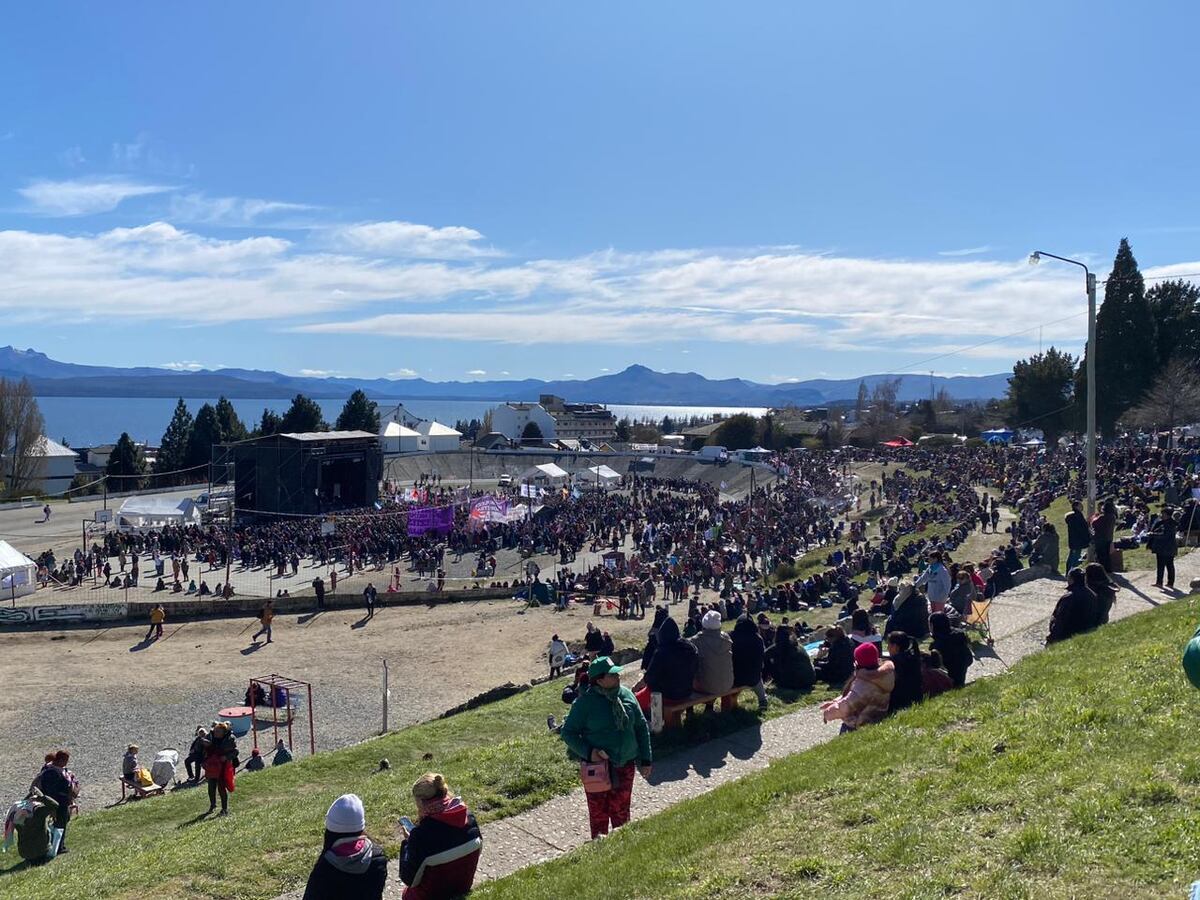 ENCUENTRO PLURINACIONAL. El cierre se realizó en el velódromo de la ciudad, con vistas al lago Nahuel Huapi y la cordillera de los Andes (La Voz).