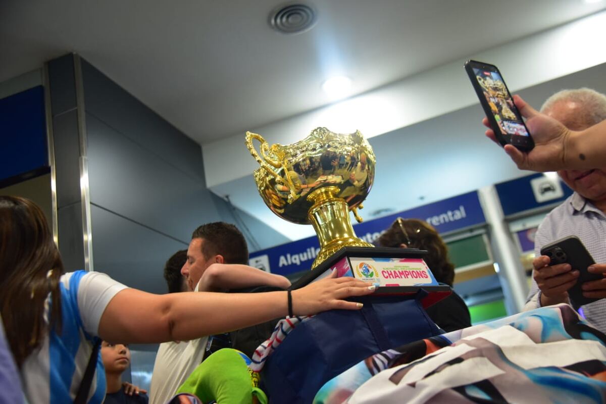 Las Murciélagas llegaron a Córdoba tras conquistar su segunda Copa del Mundo. (Javier Ferreyra / La Voz)