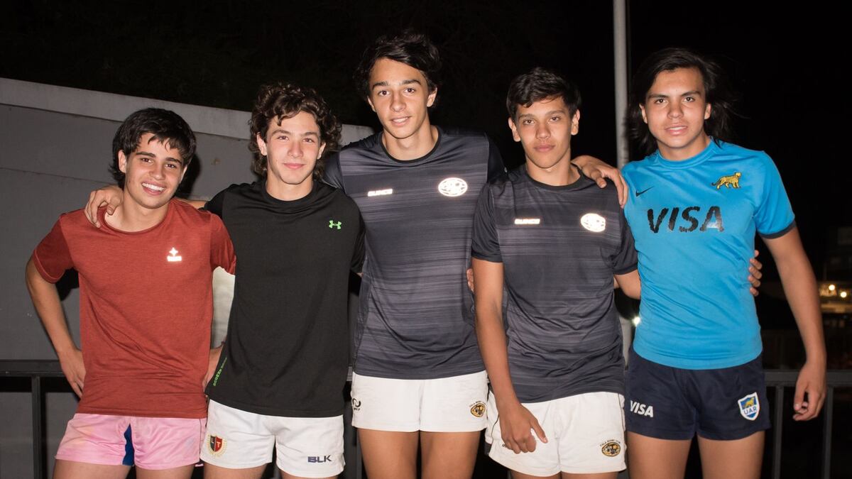 Los jugadores de la M17 de Tala y Tablada se reunieron antes de jugar una final. (La Voz)