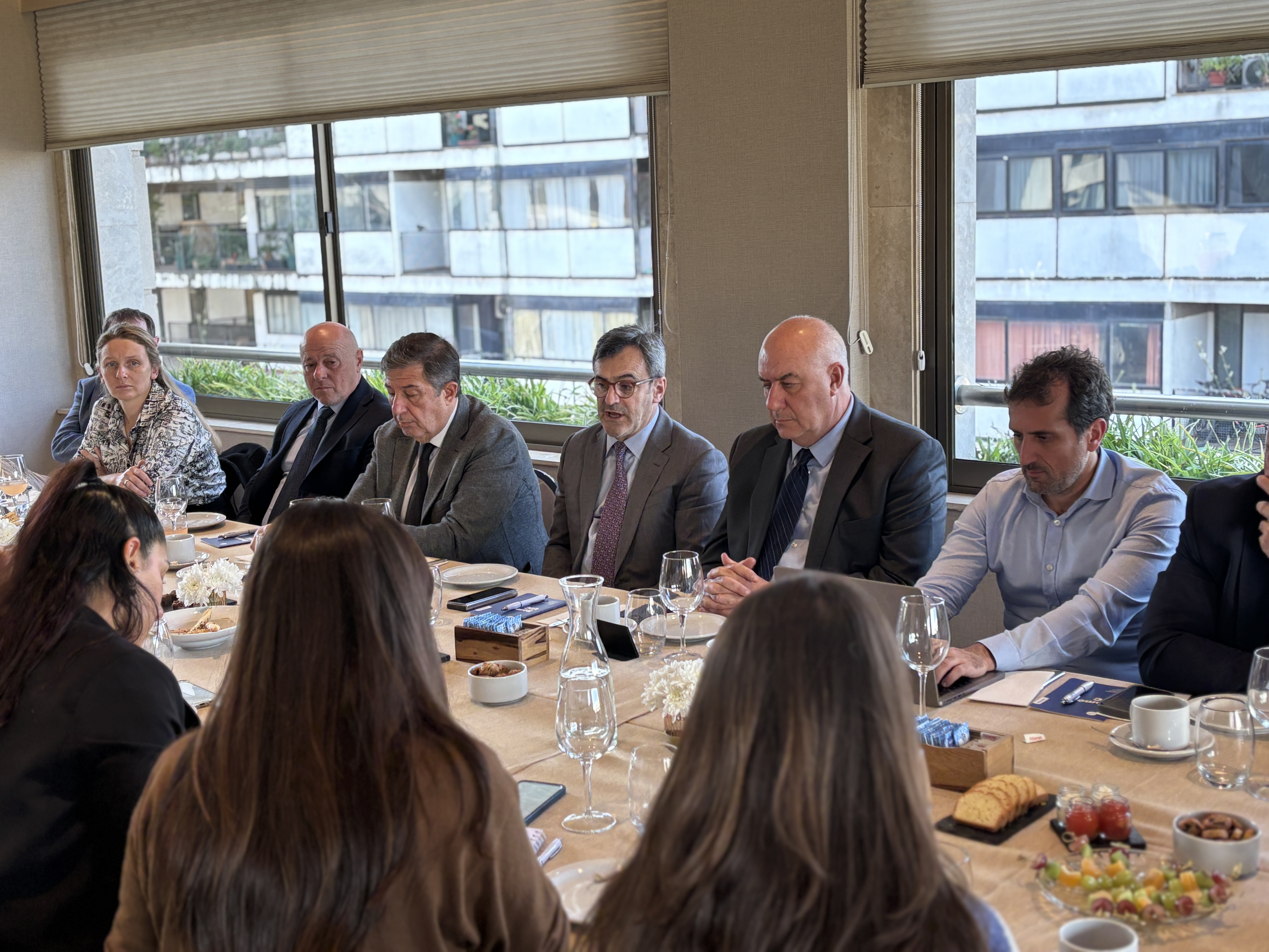 DE IZQUIERDA A DERECHA. Natalia Pasquale, Daniel Urcía, Luis Tendlarz, Martín Rappallini (presidente UIA), Luis Macario (presidente UIC) y Diego Coatz durante el encuentro con periodistas en Córdoba.