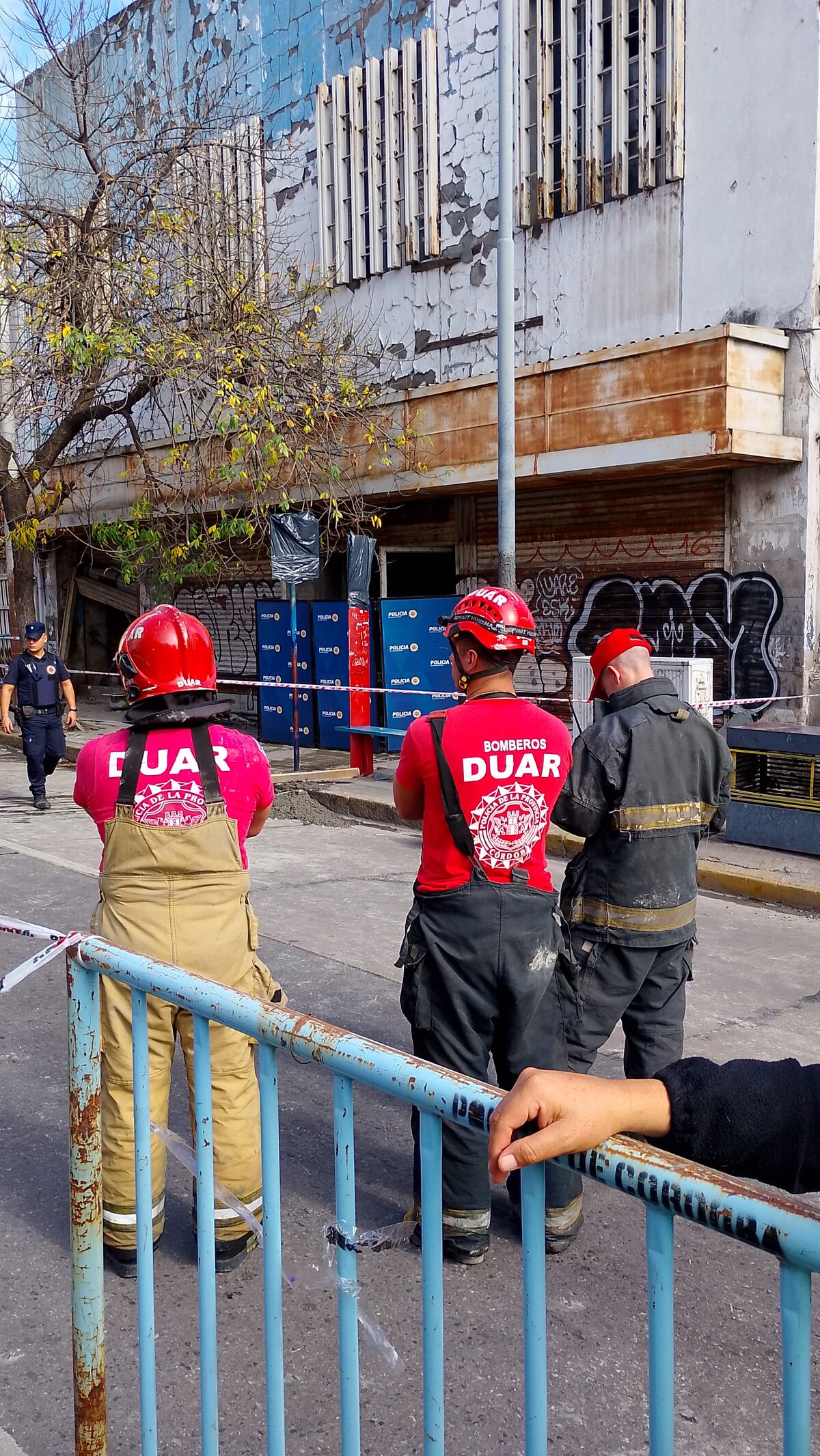 Derrumbe en el centro de Córdoba. Falleció un obrero de 60 años mientras trabajaba y otros resultaron lesionados. (La Voz).