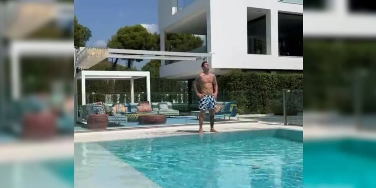 Lionel Messi en su casa de Barcelona, a orilla de la piscina y tomando sol mientras escucha a Trueno.