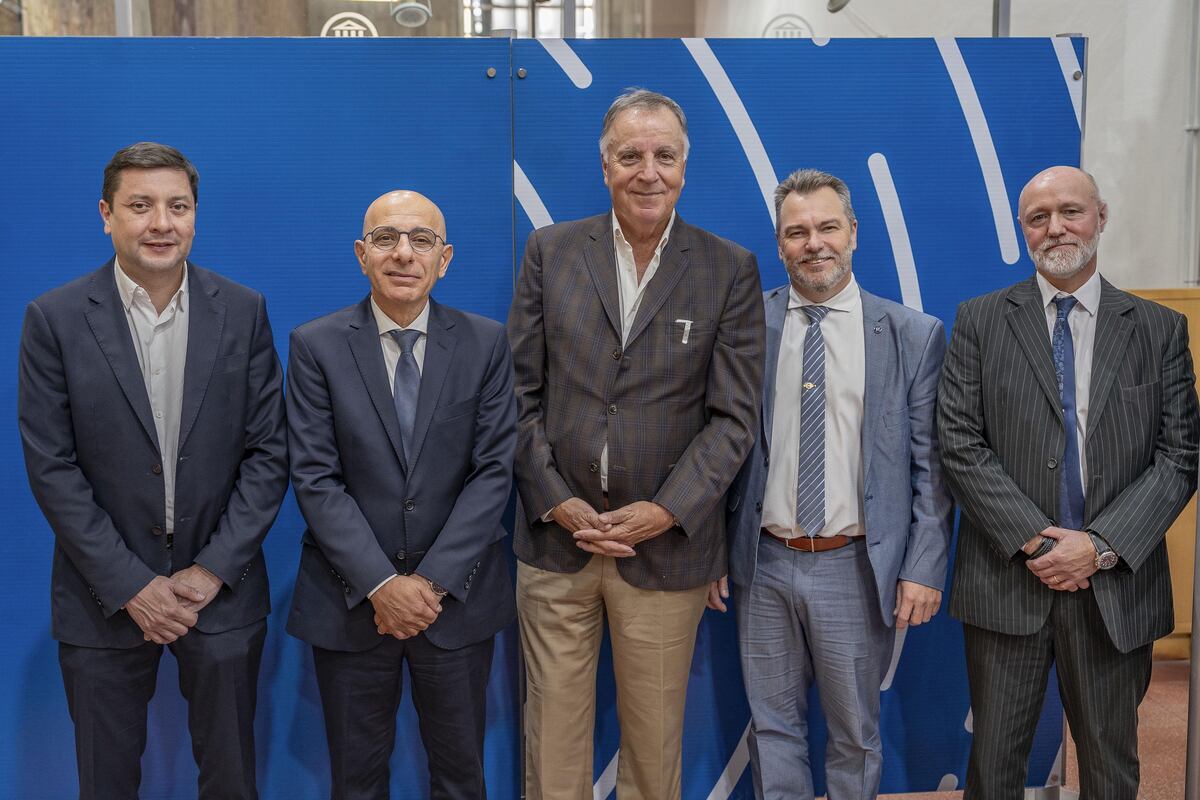 El director, Nicolás Carvajal; el gerente general, Carlos Rovetto; el presidente del BNA, Daniel Tillard; el gerente zonal Córdoba Sur, Cristhian Alemán; y el gerente de la sucursal Río Cuarto, Esteban Pourrere, los directivos que encabezaron los festejos por el 132º aniversario de la sucursal del sur provincial. (Gentileza Banco Nación)