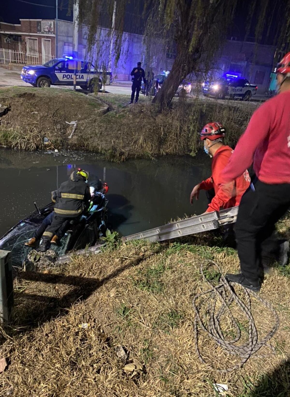 Siniestro. El hombre cayó con su auto al agua y fue rescatado. (Policía)