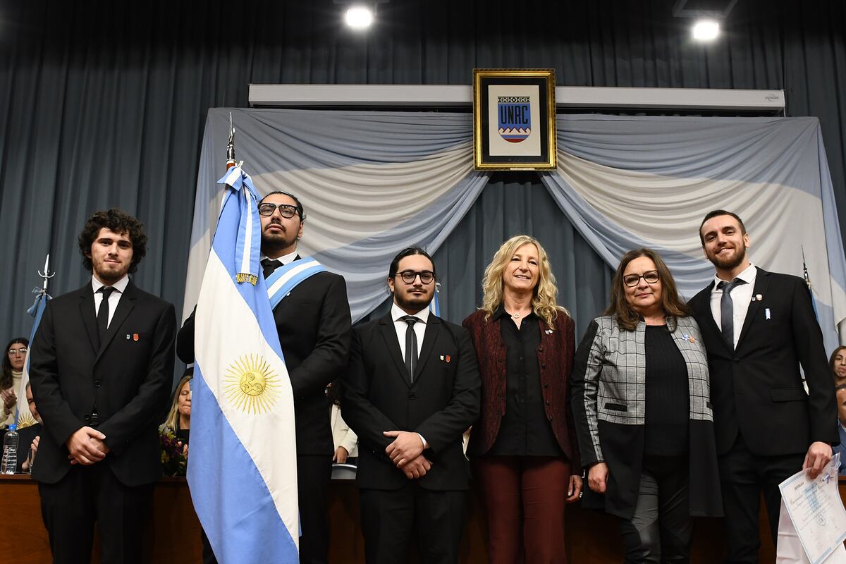 Río Cuarto. Bandera entrante en Exactas y bandera saliente junto a las autoridades de la facultad (Gentileza Prensa UNRC).