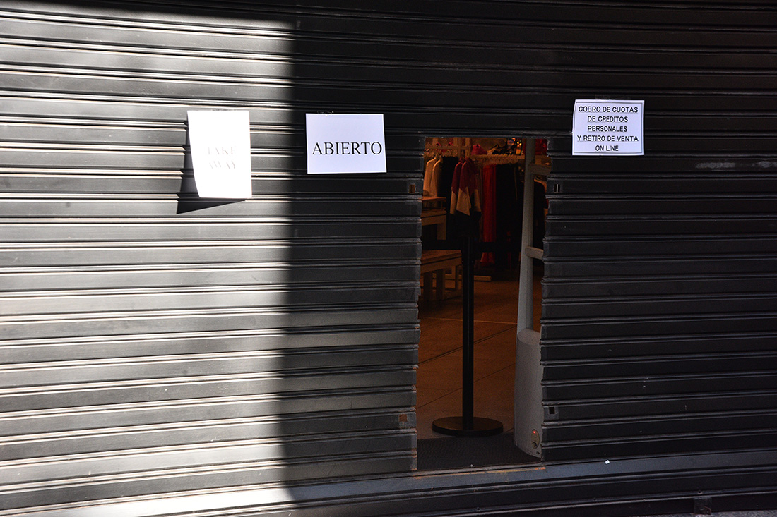 26 de mayo. Comerciantes no esenciales abrieron sus negocios con persianas hasta la mitad mientras que inspectores de la Municipalidad y policías les hicieron cerrar los negocios. (Pedro Castillo)