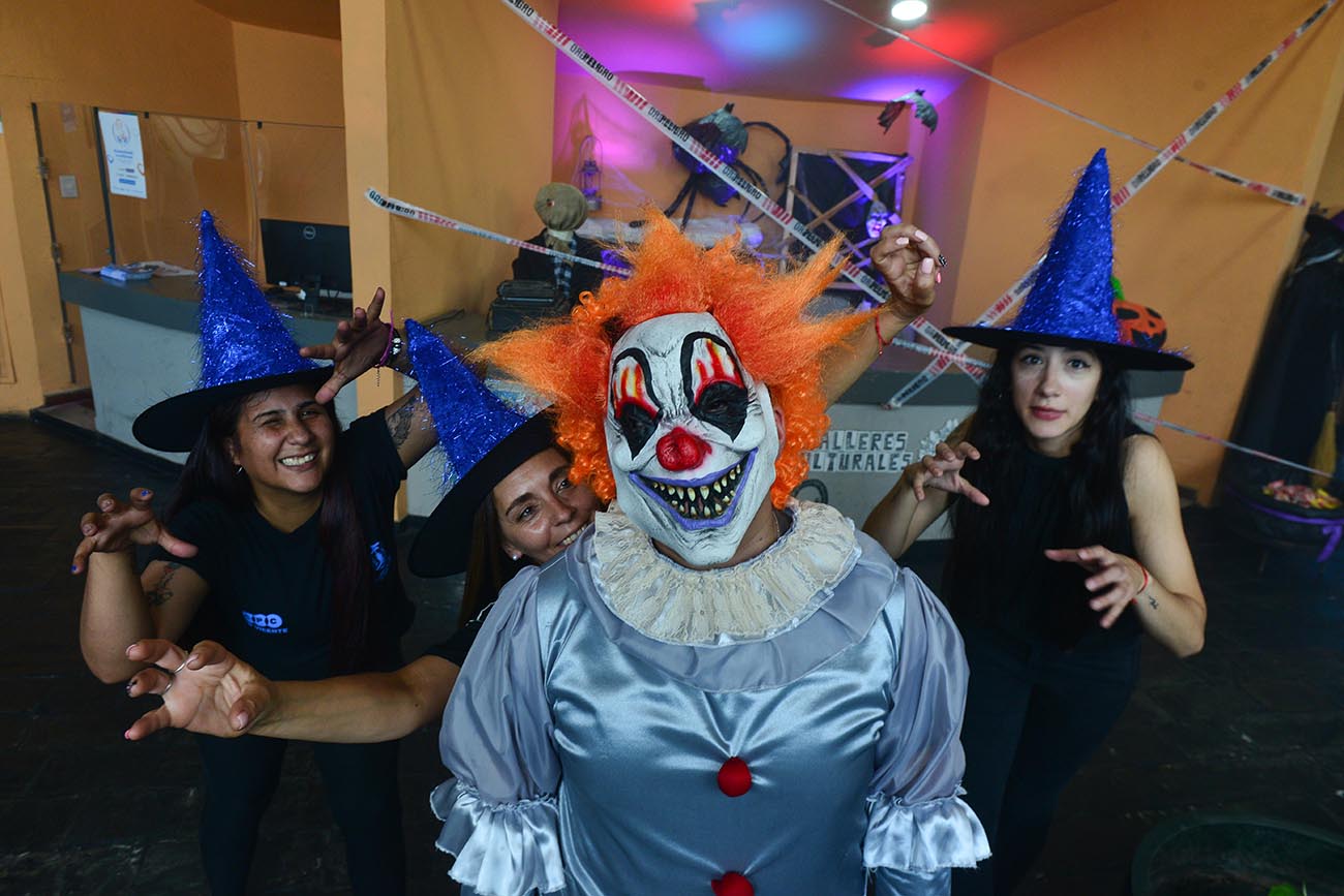 "Embrujar" el CPC de San Vicente. De este modo van a conmemorar Halloween. CPC San Vicente. (José Gabriel Hernández / La Voz)