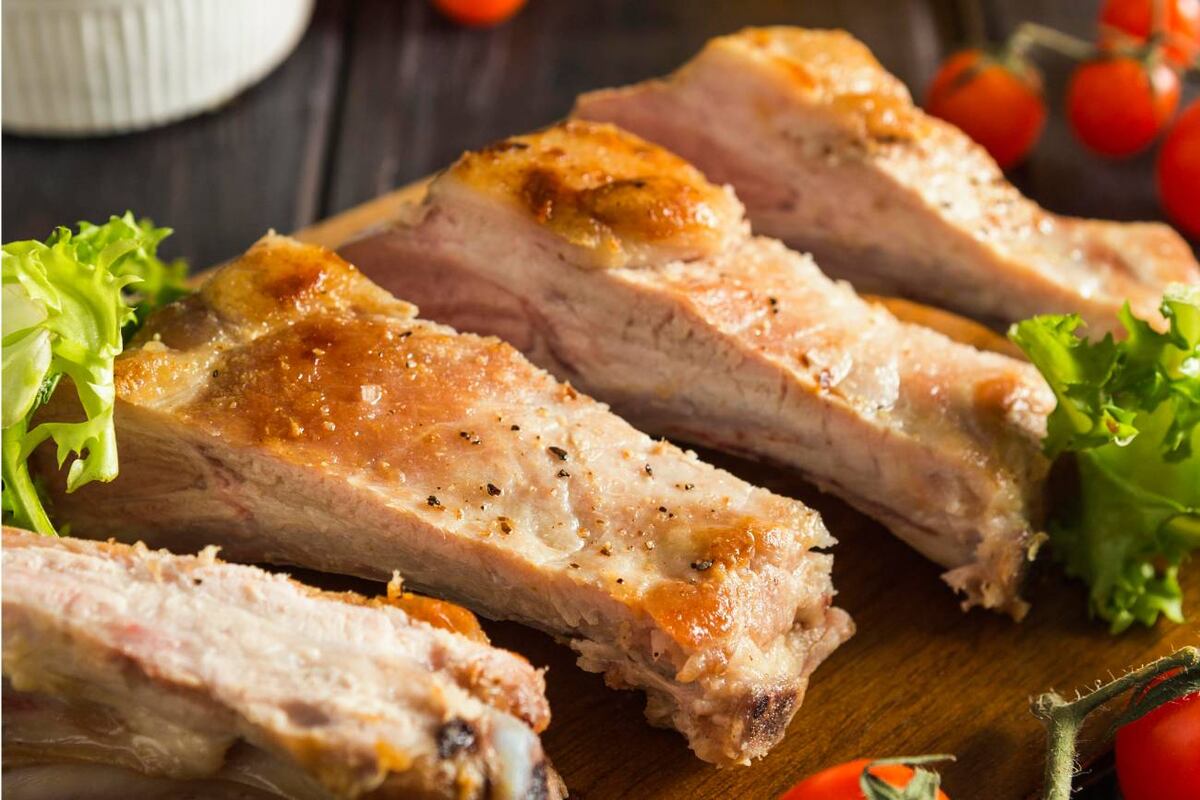 Un ingrediente común que tenés en la heladera puede ser la clave para que la carne te quede tierna y jugosa, incluso a la plancha. (Freepik)
