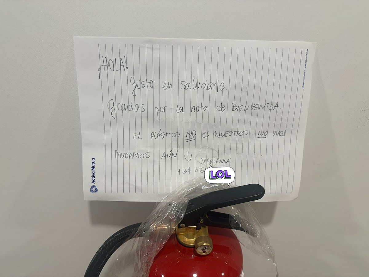 Ella le contestó con este cartel.
