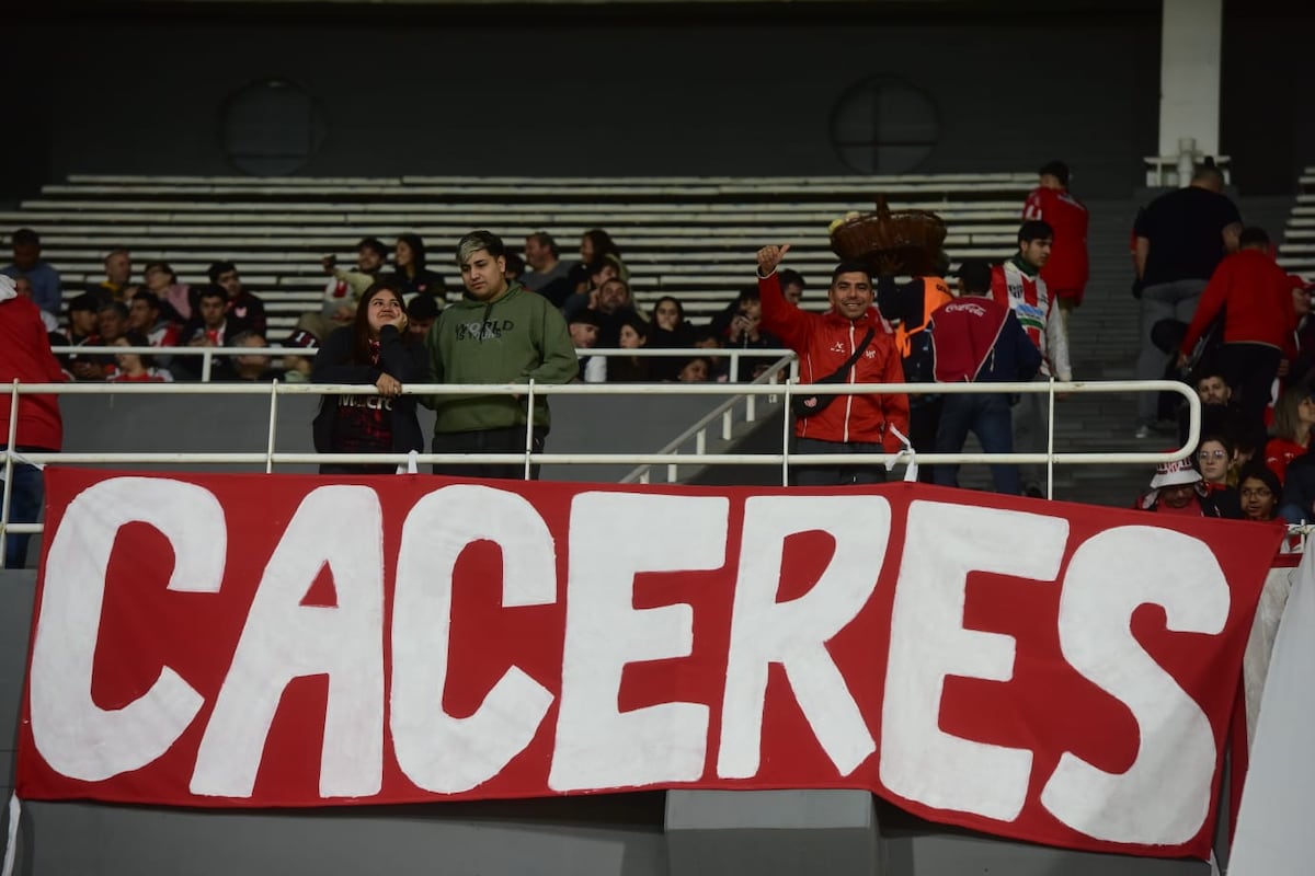 Hinchas de Instituto en la platea Ardiles del estadio Kempes, donde se jugó el partido ante River. (José Gabriel Hernéndez / La Voz)
