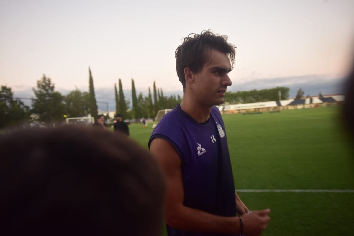 Talleres: el entrenamiento abierto reforzó el vínculo entre el plantel y su gente, en una tarde marcada por el viento y el aliento constante. (Javier Ferreyra / La Voz)