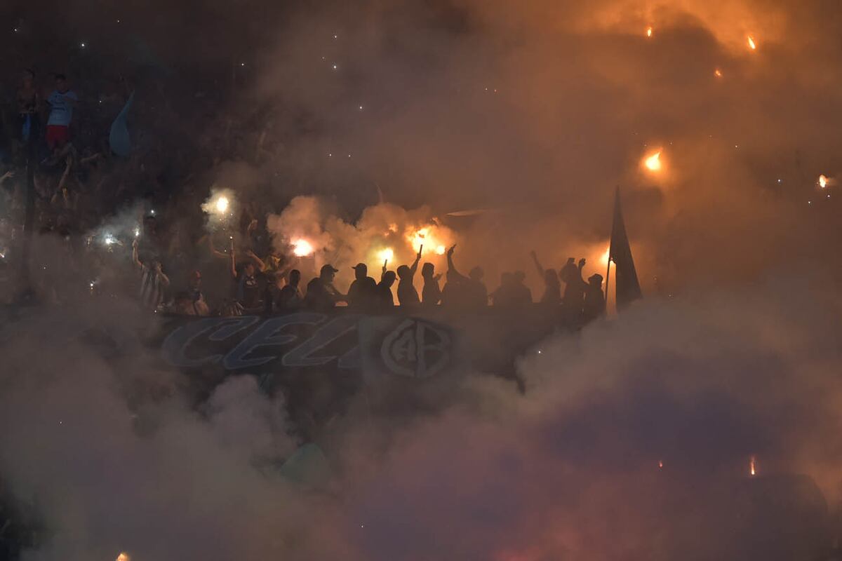 Bengalas en el clásico de Belgrano vs Talleres (Facundo Luque / La Voz)
