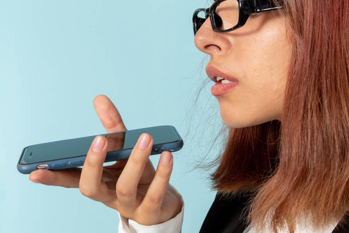 Para qué sirven los orificios al lado del cargador del celular y cómo cuidarlos. (Freepik)