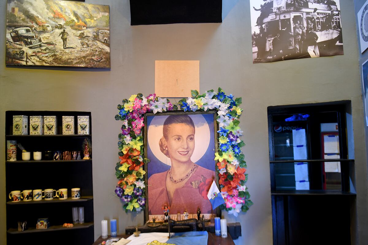 La figura de Evita resalta en la casona rosada. (Ramiro Pereyra / La Voz)