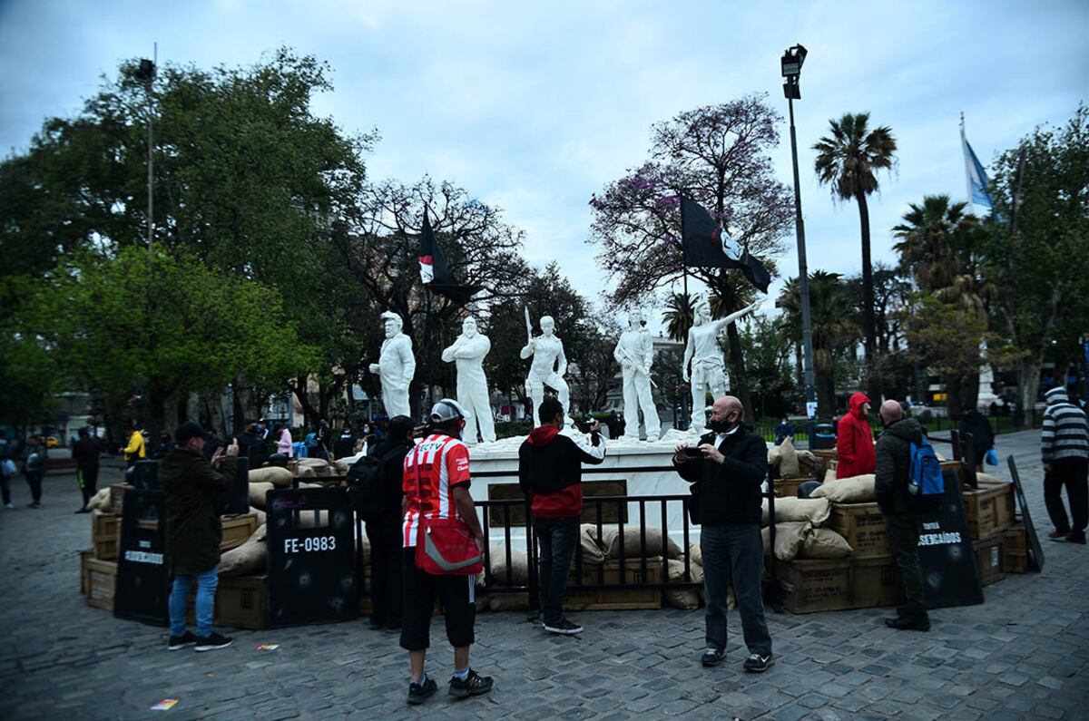 Los 5 caidos de la casa de papel monumento en la plaza san martin foto pedro castillo