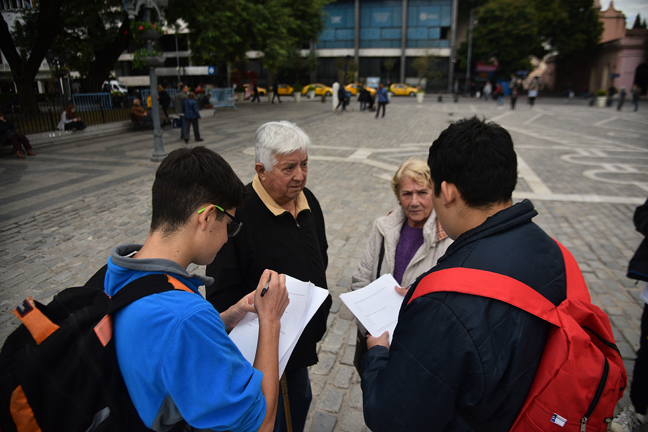 Jóvenes de diferentes escuelas encuestaron a la población sobre violencia. Foto Pedro Castillo