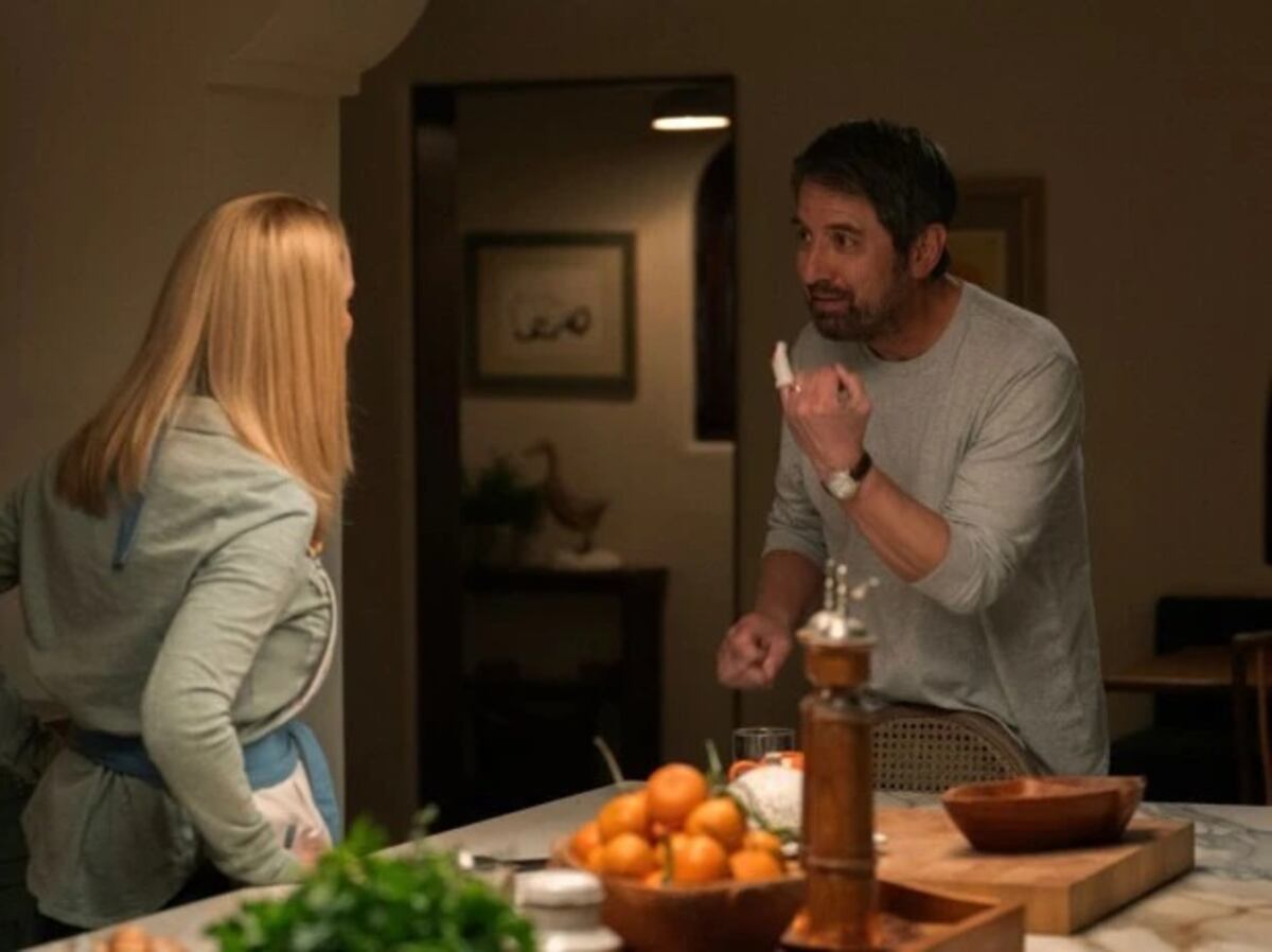 Una casa, un secreto y ocho episodios adictivos: la comedia negra que todos están viendo en Netflix