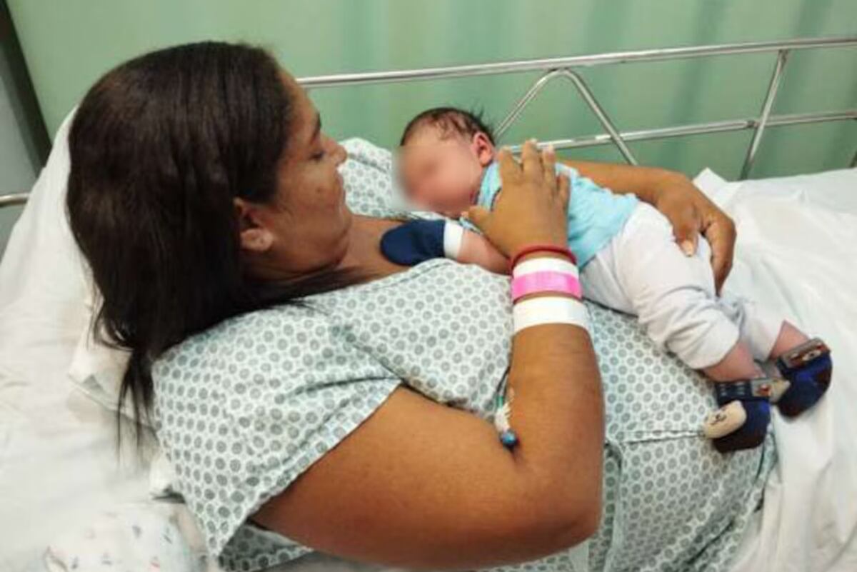 La madre con el bebé.