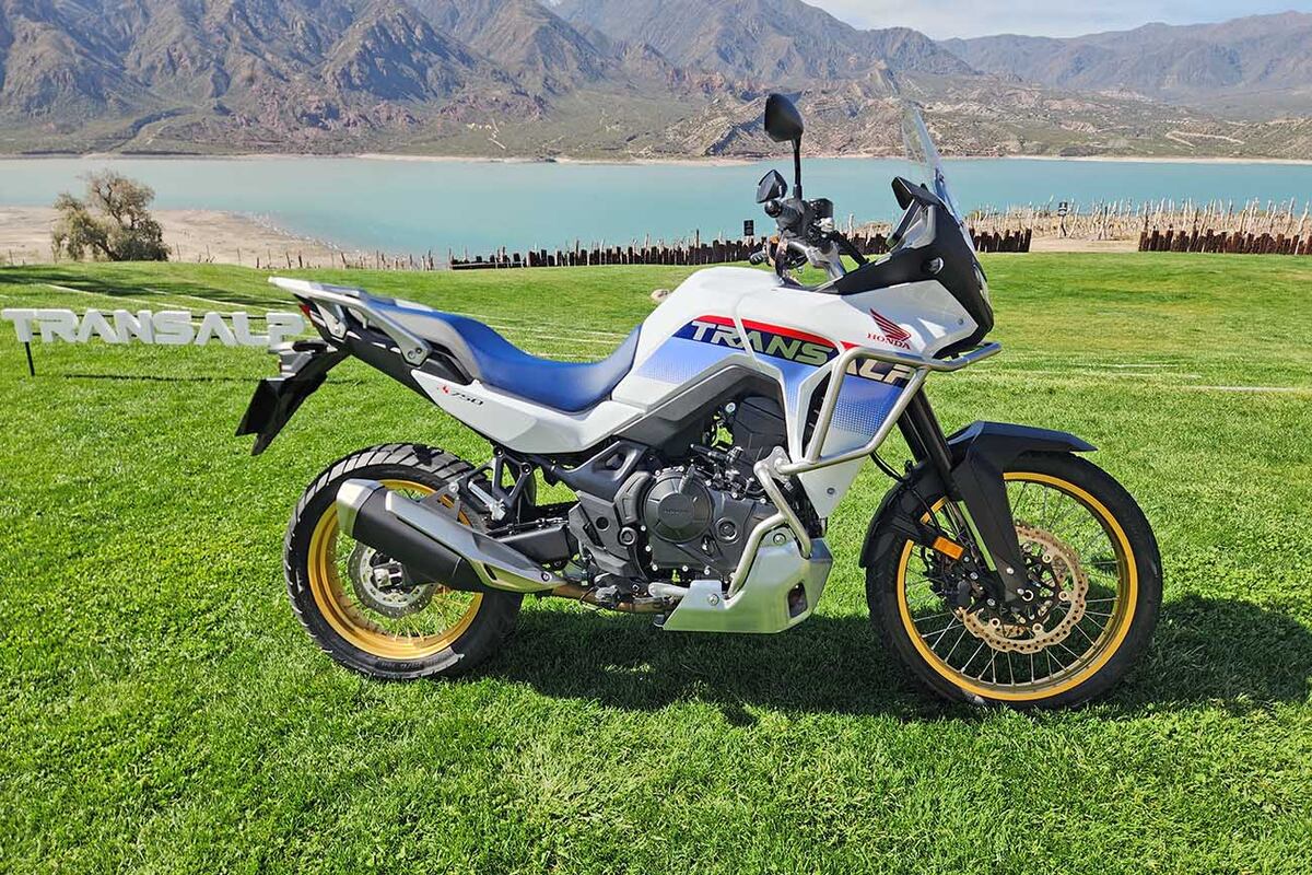 La mítica Maxi Trail de Honda se sumó al portfolio de la marca. Se ubica por debajo de la Africa Twin y se convierte en la moto polivalente más racional por precio y prestaciones para los usuarios de este tipo de vehículos.