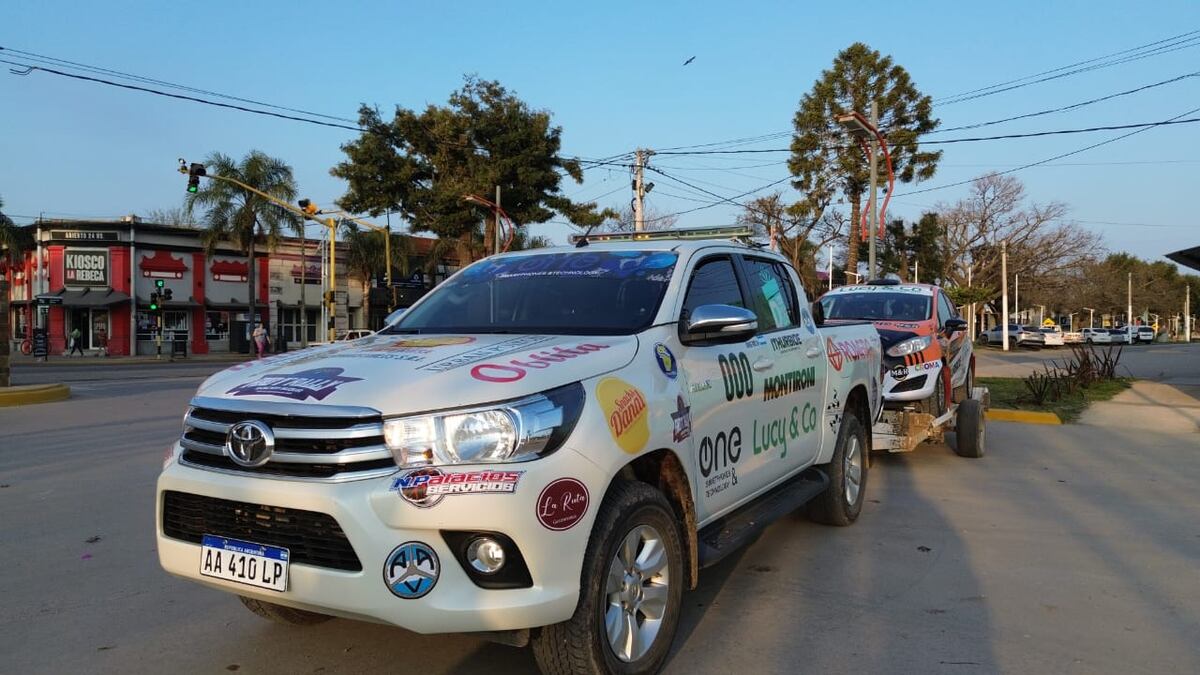 El vehículo triple 0 del Rally Regional, conducido por Jorge Ros, local en Río Primero. Notable esquema de seguridad para la competencia. Prensa Rally Regional cordobés.