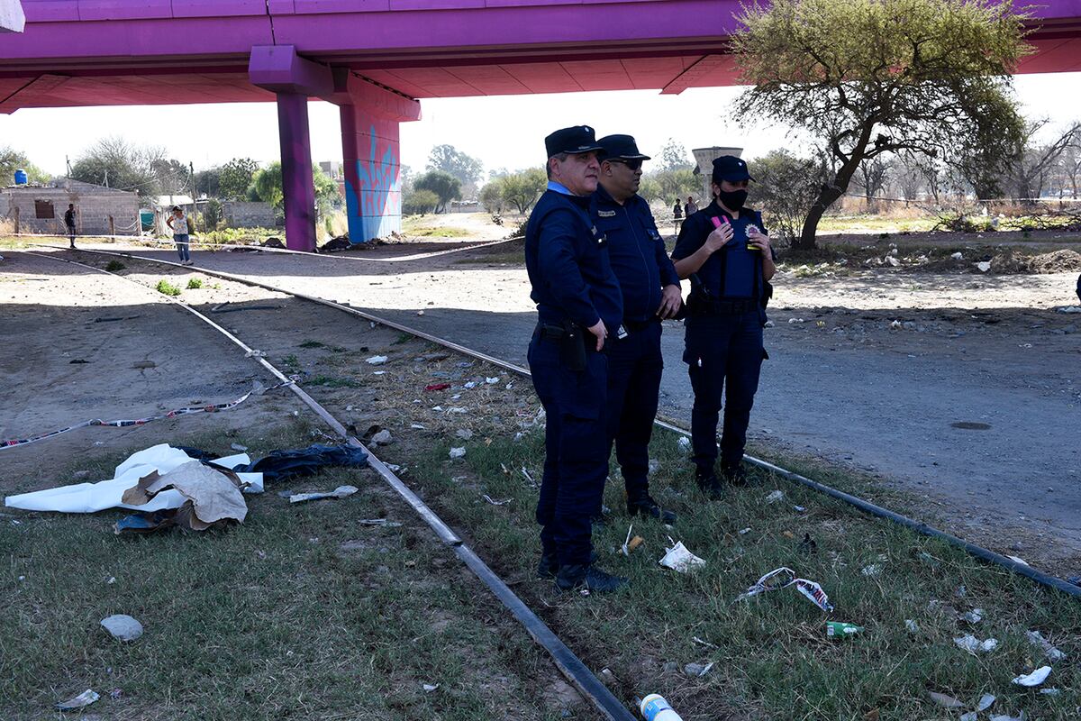 Una mujer murió arrollada por un tren y su bebé está grave en avenida Sabattini, debajo del puente de Circunvalación. (Ramiro Pereyra / La Voz)