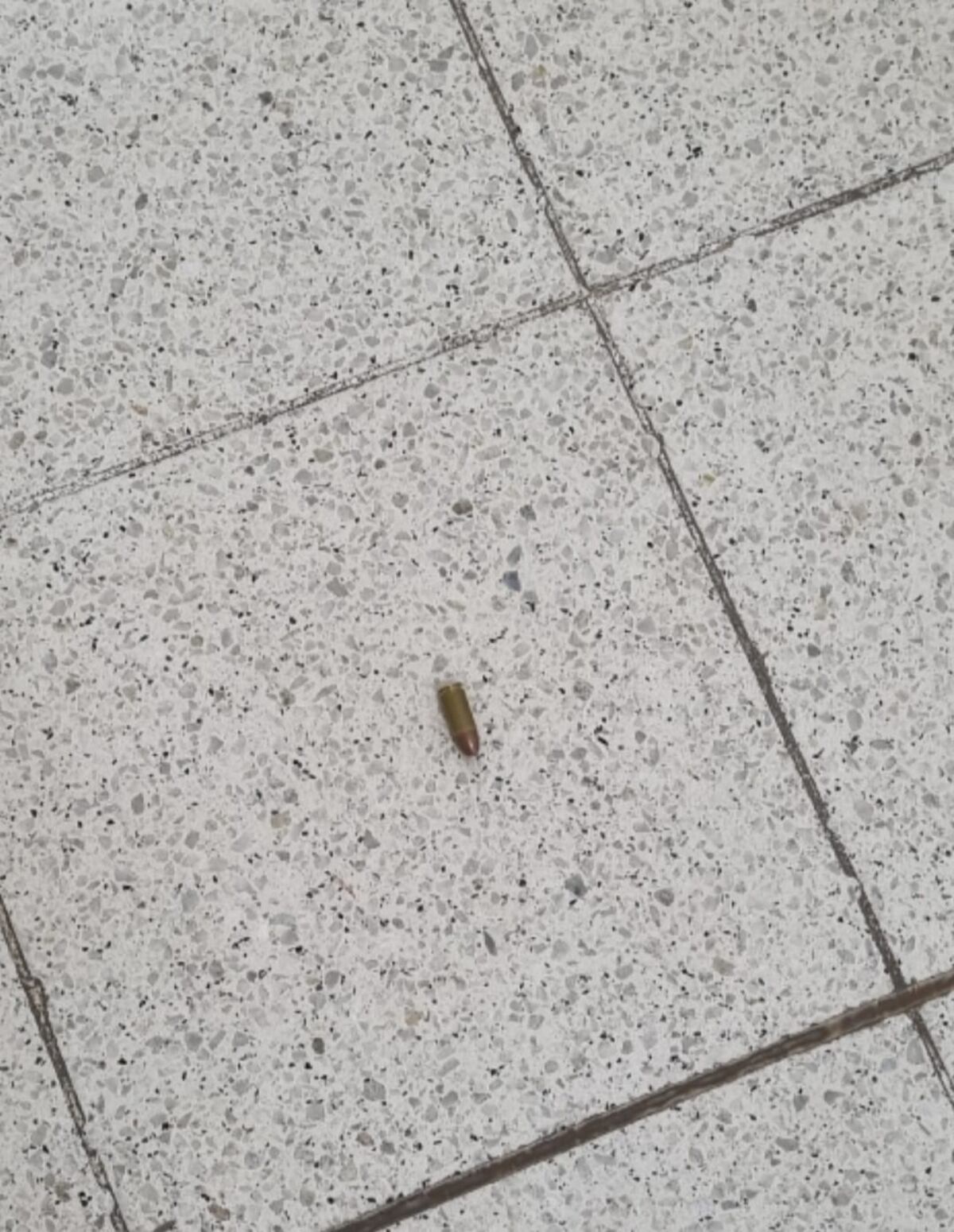 Una bala se cayó de la pistola automática que portaba uno de los individuos que entró al hospital. (Policía)