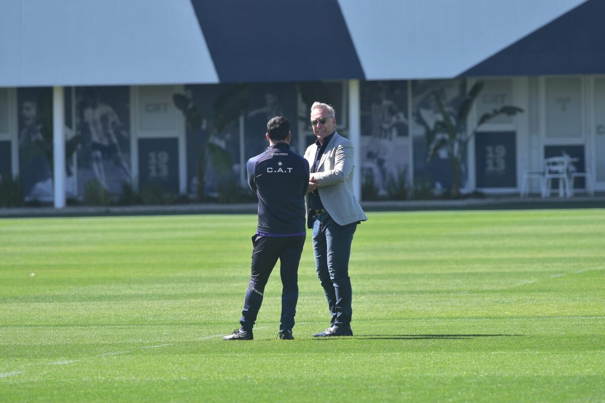 El presidente Andrés Fassi en el entrenamiento junto al entrenador Carlos Tevez. (Pedro Castillo / La Voz)