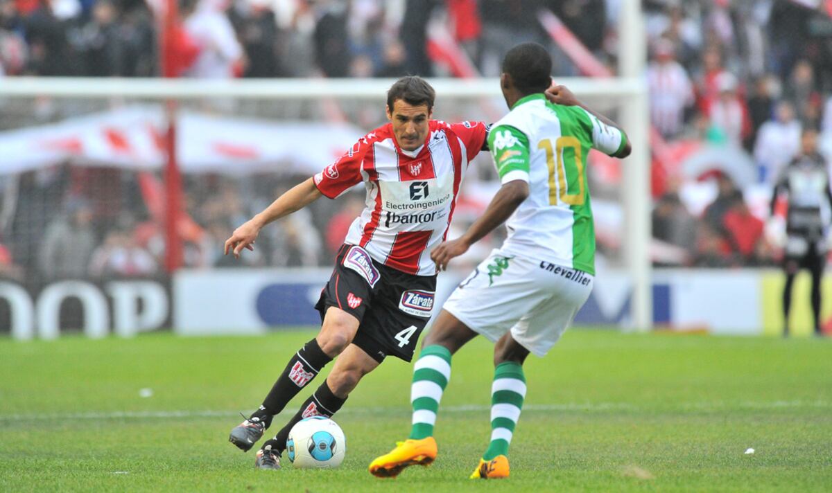 Damiani y la pelota en sus pies en lo que fue el último partido con Banfield en Córdoba (Foto: Archivo / La Voz).