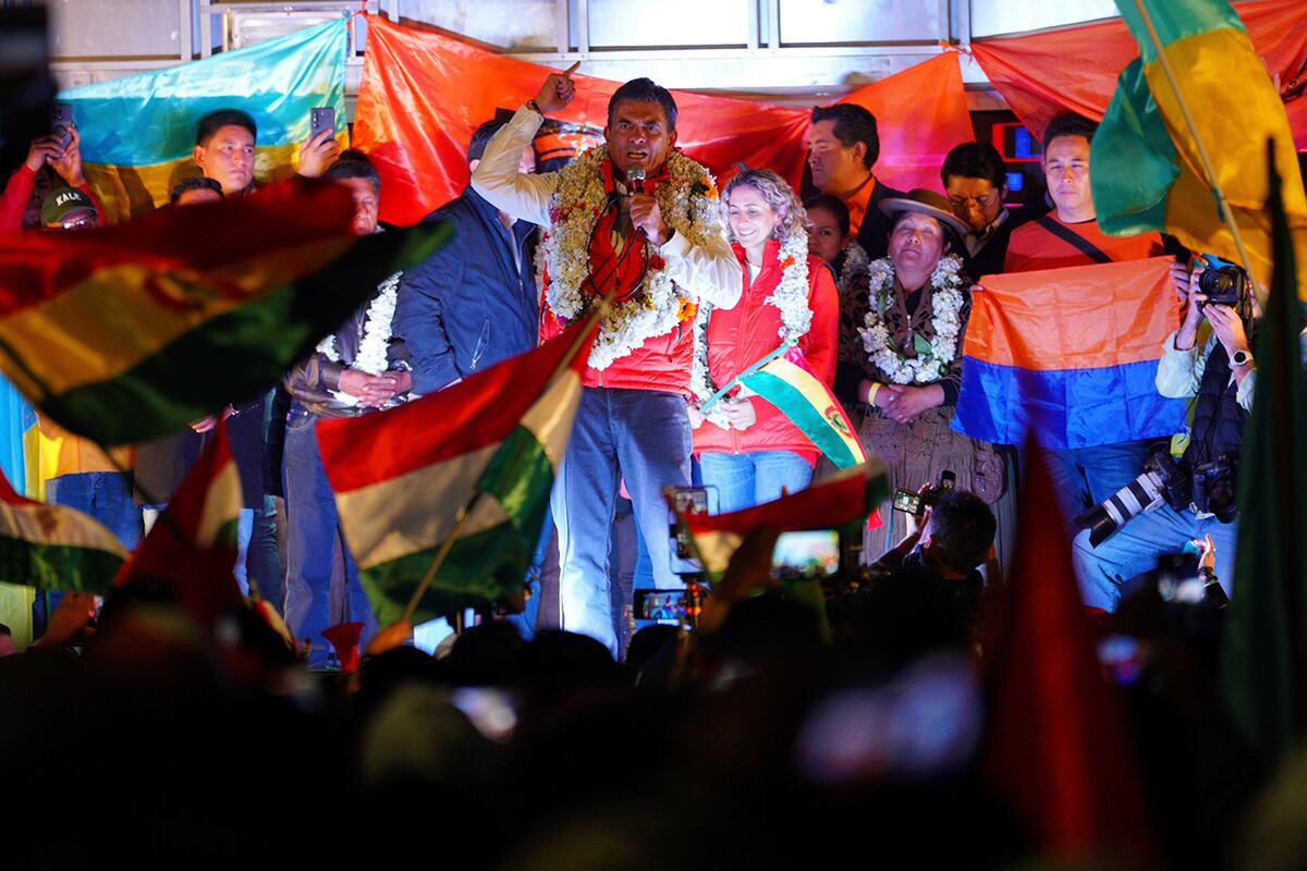 El candidato presidencial Rodrigo Paz se dirige a sus partidarios después de que los resultados preliminares lo mostraran como líder en la segunda vuelta de las elecciones presidenciales en La Paz, Bolivia, el domingo 19 de octubre de 2025. (Foto AP/Ivan Valencia)