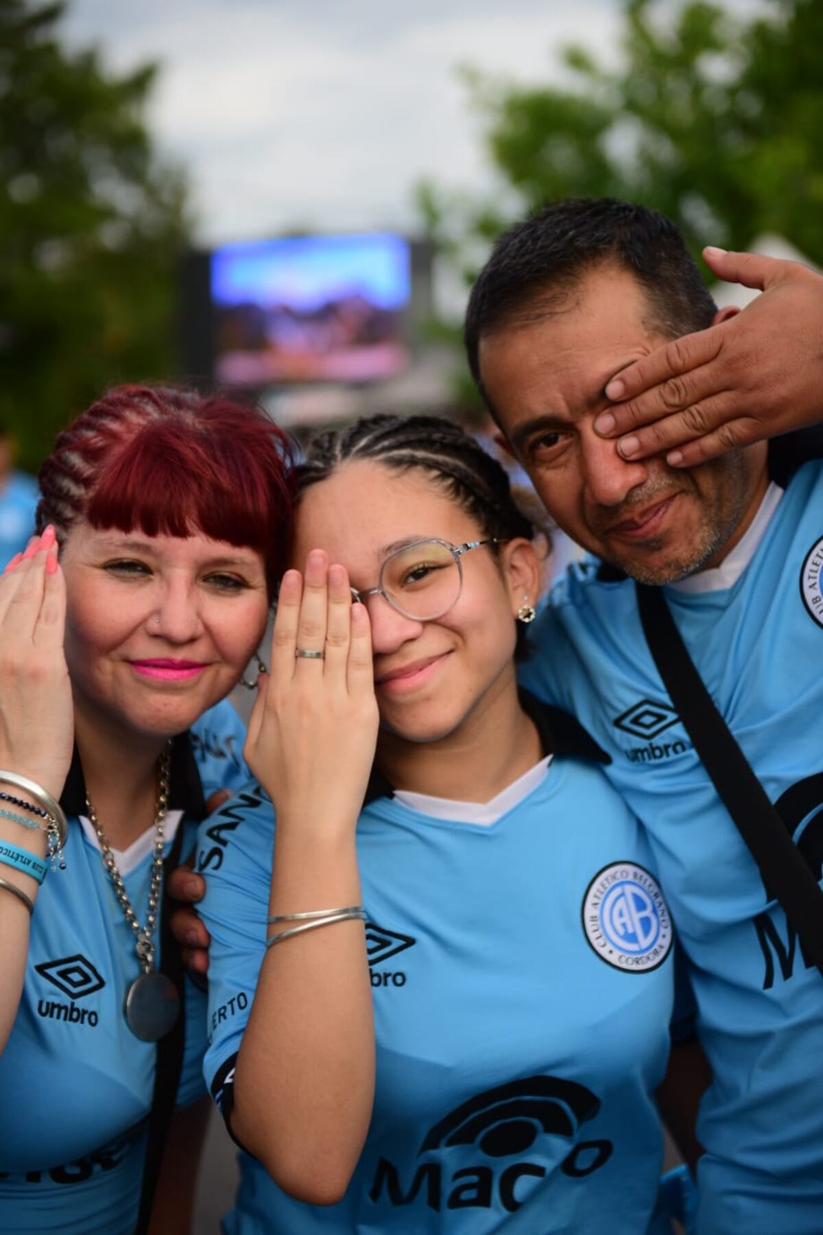 Belgrano: Los hinchas en la previa del partido frente a Argentinos Juniors por una de las semifinales de la Copa Argentina, en Rosario. (José Hernández / La Voz)