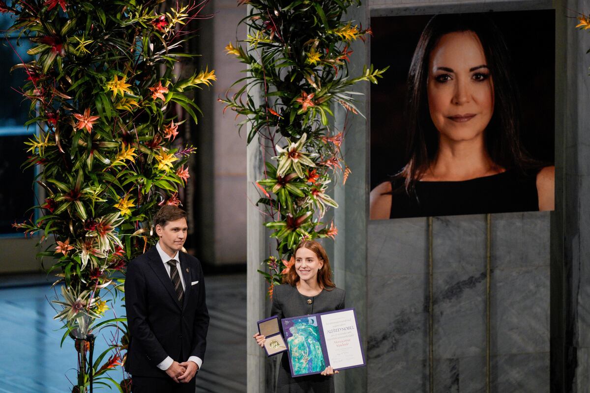 La hija de la ganadora del Premio Nobel de la Paz, Ana Corina Sosa, acepta el premio en nombre de su madre. (AP)
