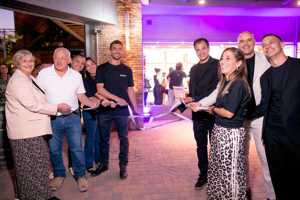 Inauguración de Portho en Villa Allende. De izquierda a derecha: Carmen Della Sala, Ricardo Nieto, Fabricio Gravano, Daiana Pérez, Matías Ugrin, Fernando Nieto, Alejandra Moreno, Nicolás Bacha y Santiago Nieto. Foto: prensa.
