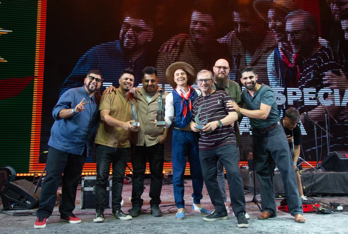 Carafea, Paquito Ocaño, el representante de Lucas Sugo y Chequelo, en la foto oficial de todos los premiados en la edición 60 del Festival de Jesús María. (Prensa del Festival).