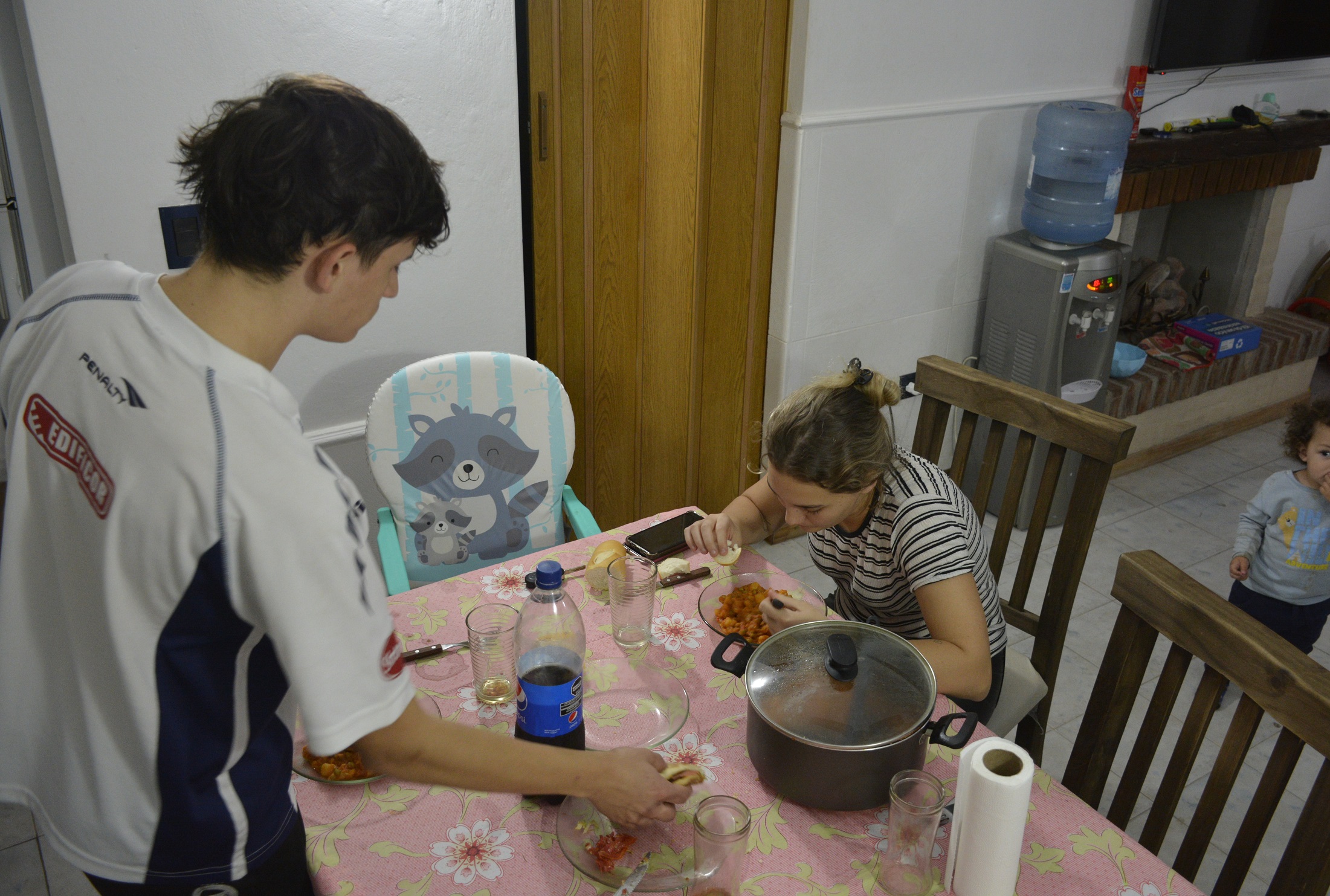 Mateo y Martina viven con su perqueña hija en una casa que alquilan en Pilar. Pero, como tantas, está en venta. (La Voz)