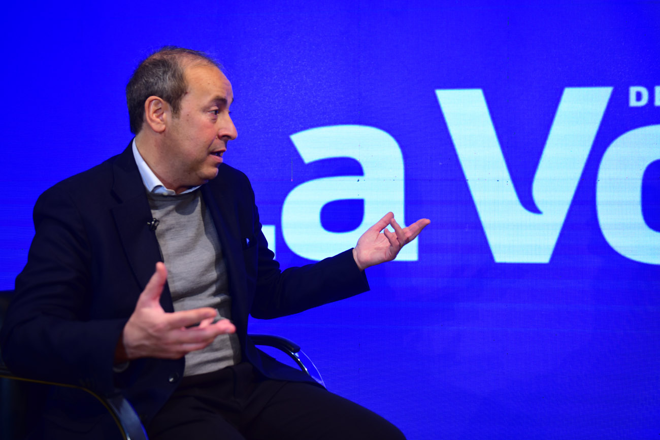 El escritor Guillermo Oliveto en el programa Voz y Voto. (Nicolás Bravo / La Voz)