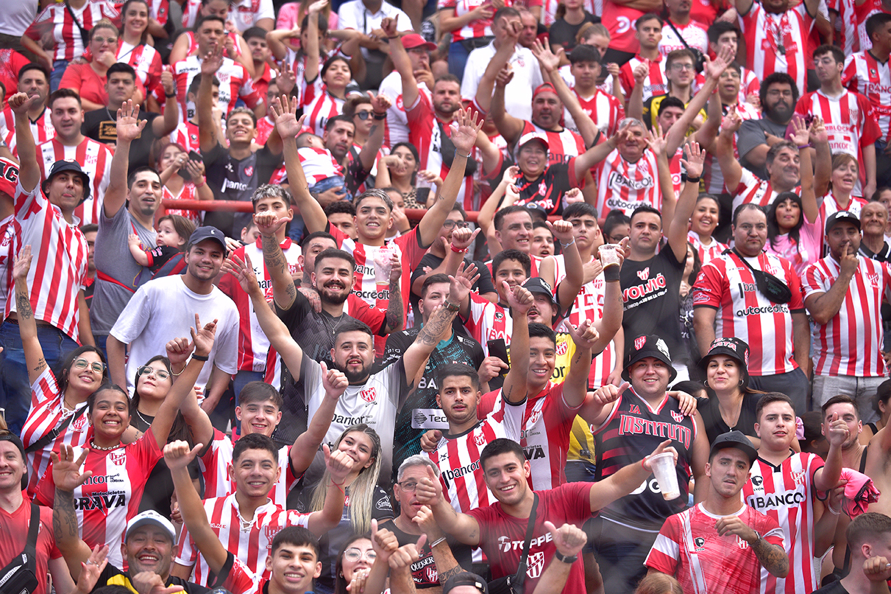 Fotos de hinchas de Instituto en el estadio Monumental en el partido ante Sarmiento de Junín para la Liga Profesional. (Ramiro Pereyra)