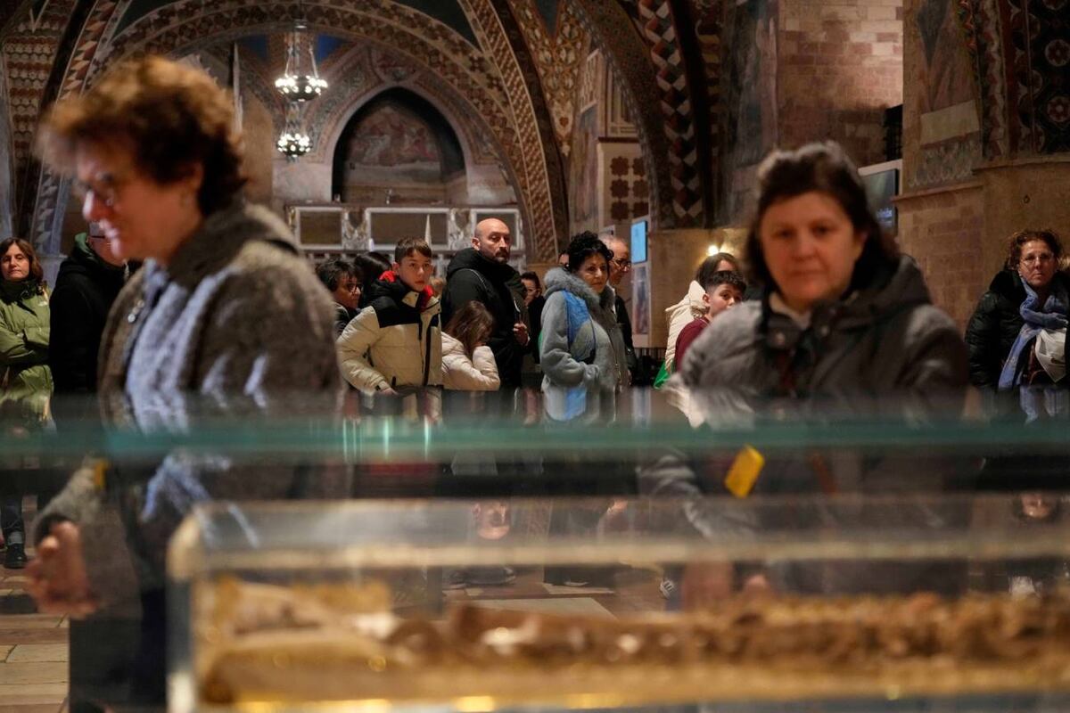 Por primera vez en la historia, los restos de San Francisco de Asís se exhiben públicamente en la basílica de su ciudad natal. (AP / Gregorio Borgia)