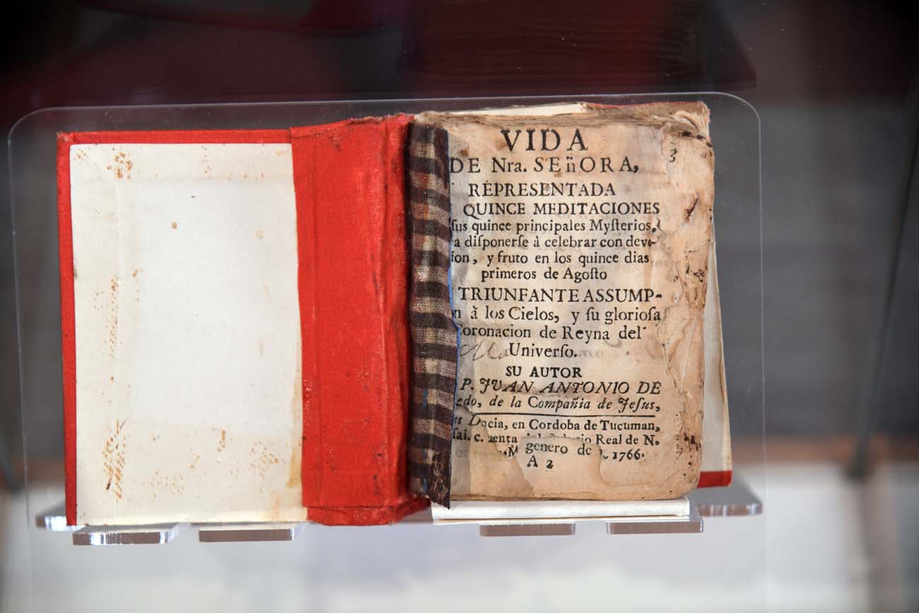 Libro jesuítico impreso en 1766, un eslabón perdido de la imprenta Jesuíticas cordobesa (Ramiro Pereyra/La Voz)