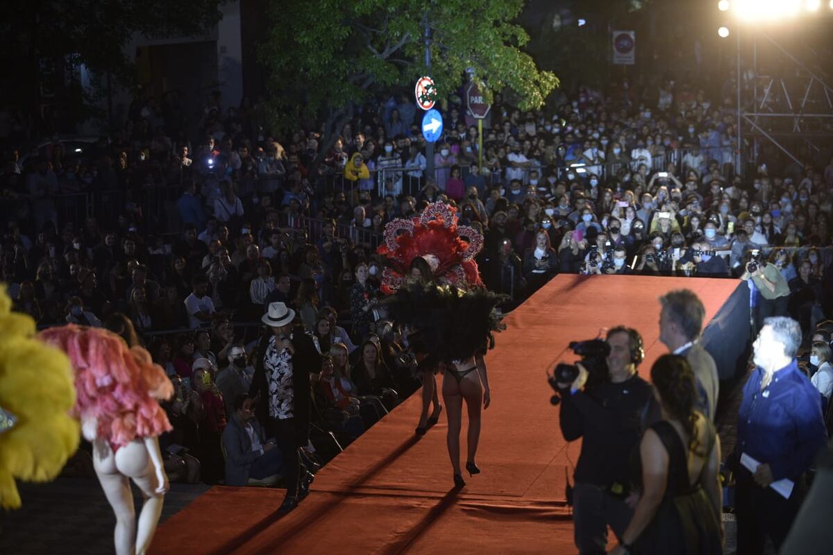El Desfile Real se lleva a cabo en las escalinatas del Parque Sarmiento. (Facundo Luque)