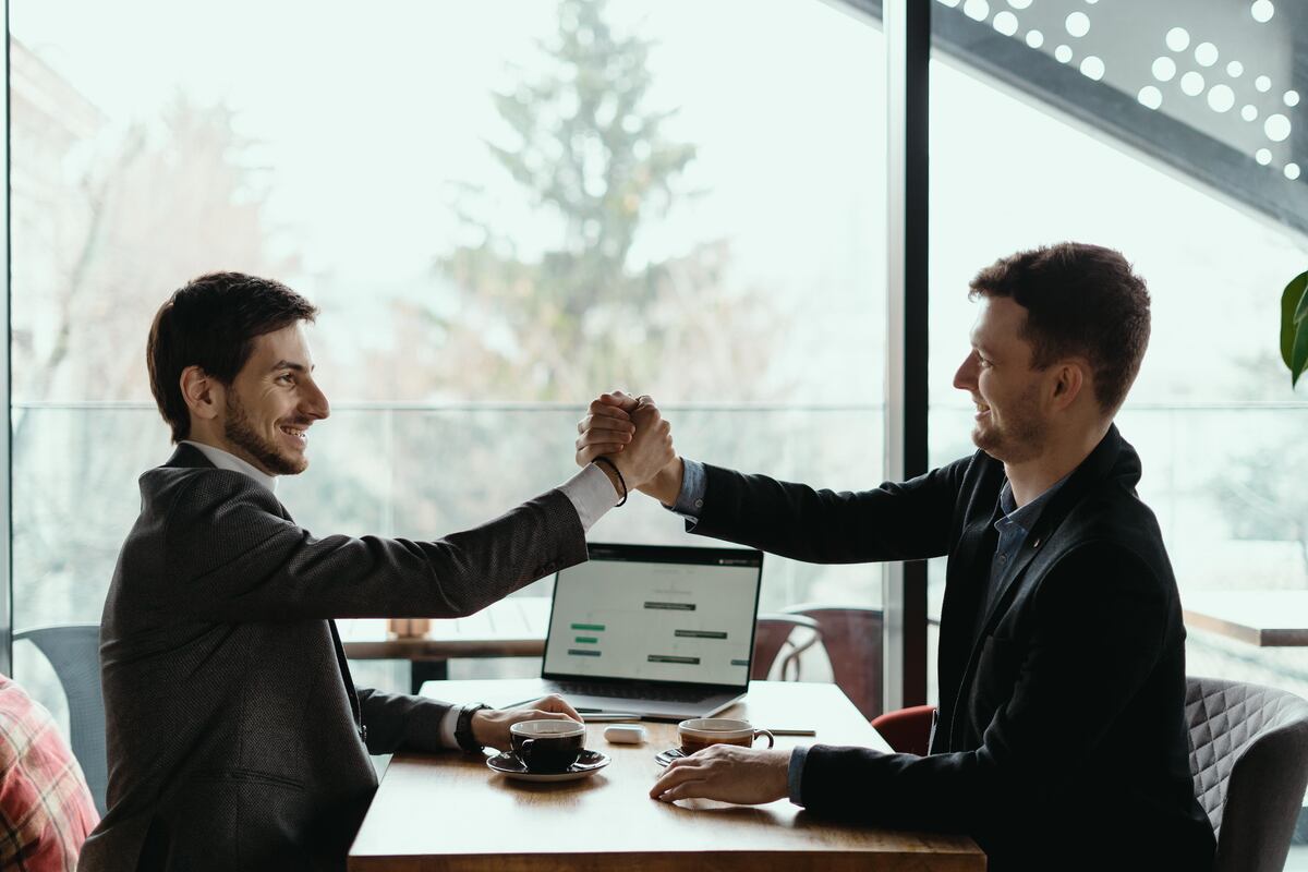 La amistad y los negocios pueden transitar en forma paralela. Hay que tener en cuenta algunas claves. (Freepik)