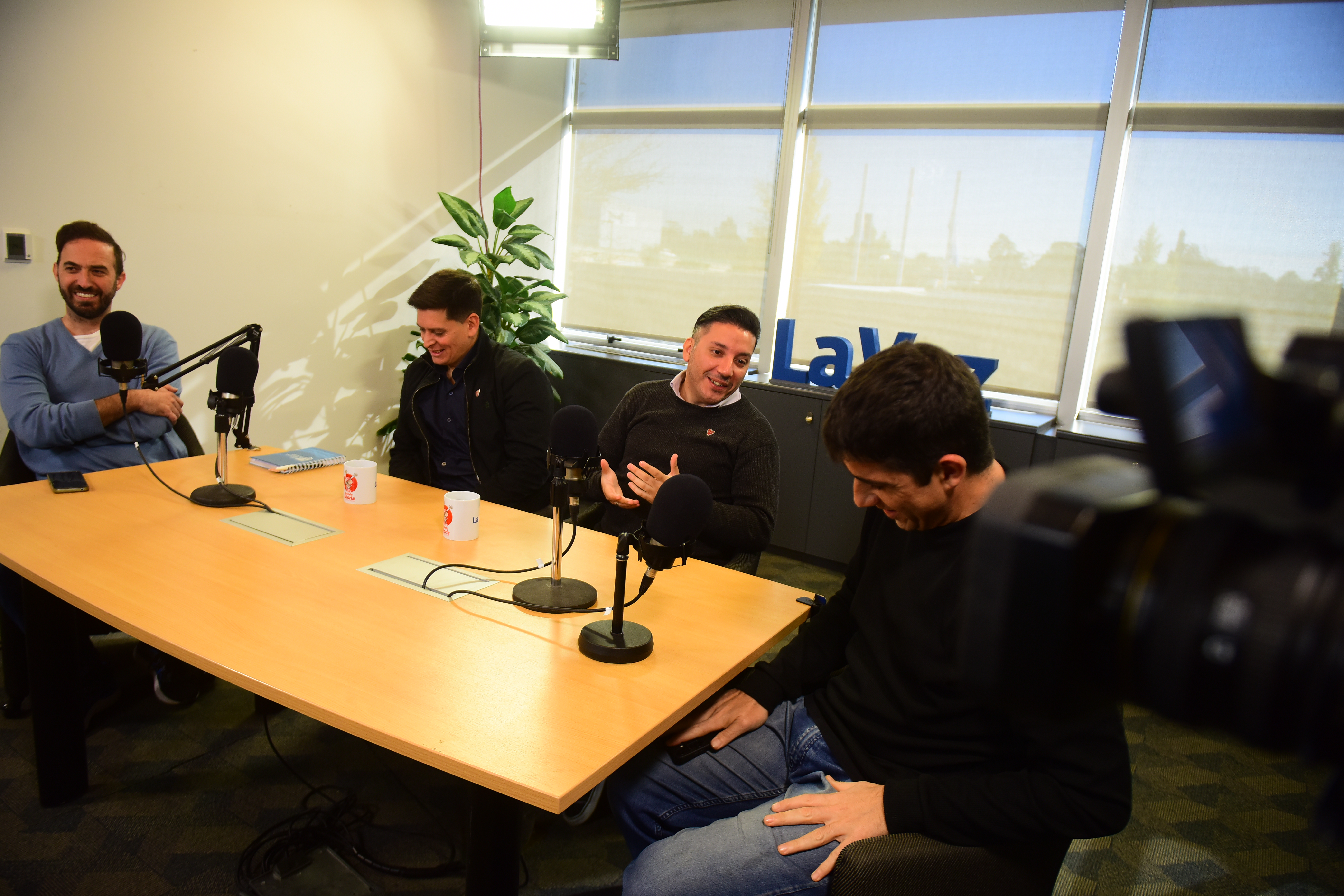 Risas y buena onda durante la grabación del podcast Mundo Gloria (José Gabriel Hernández / La Voz)