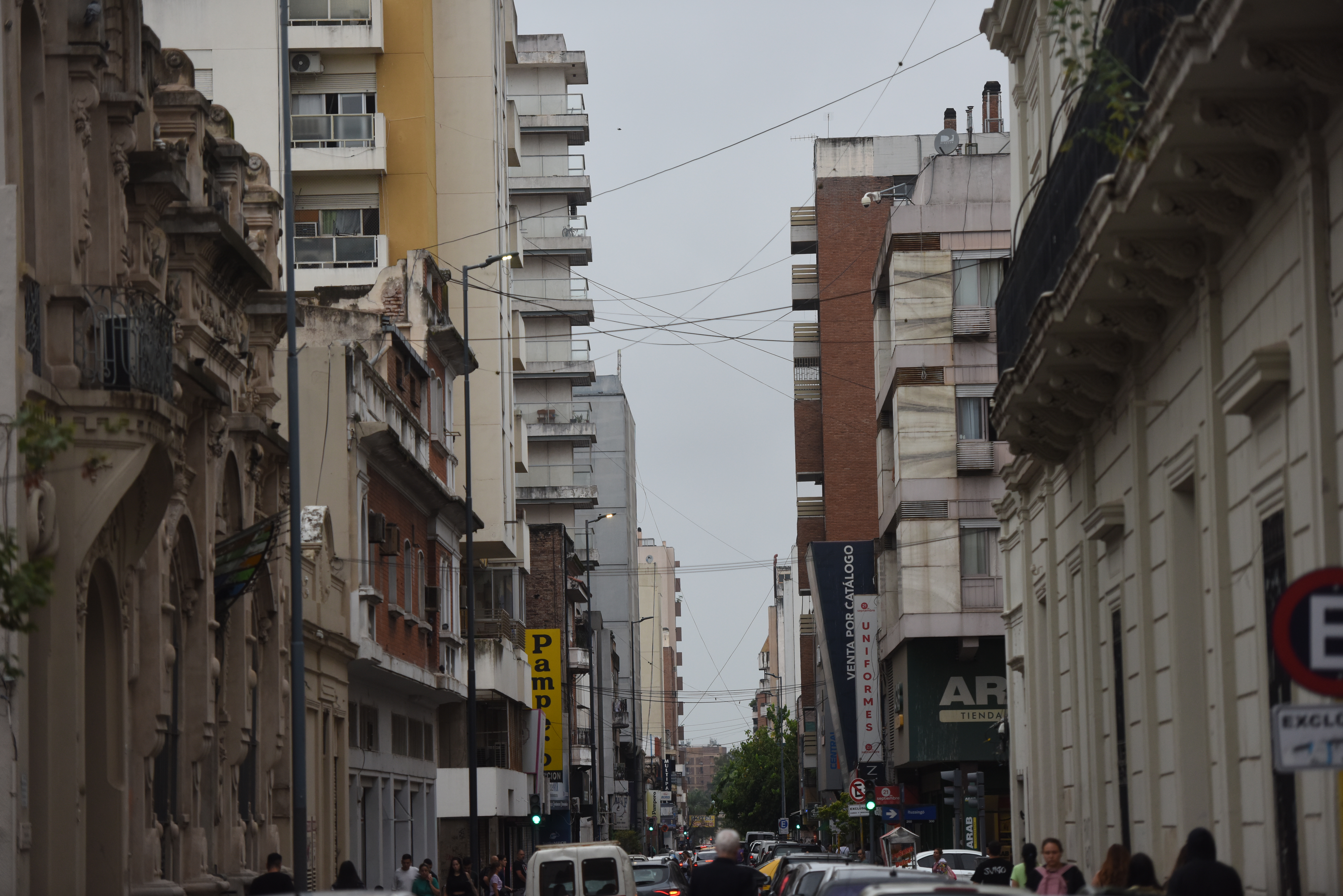 En el Centro es común ver decenas de cables (Javier Ferreyra / La Voz).